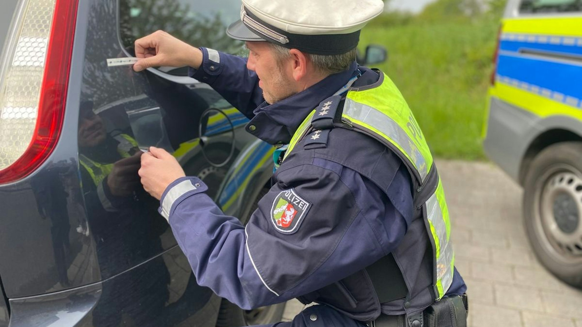 Beschädigtes Auto nach einer Unfallflucht.