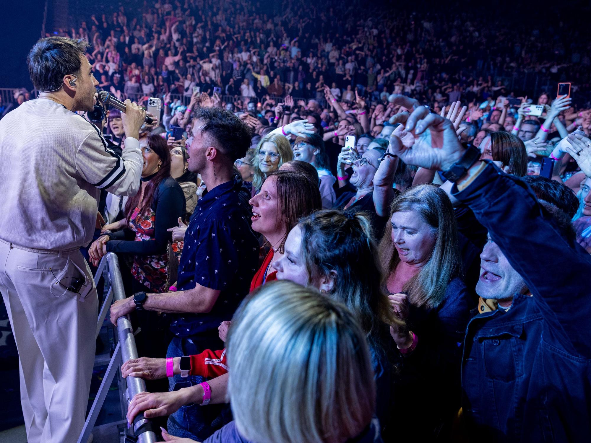 Der Musiker Clueso beim Konzert in der Lanxess-Arena.