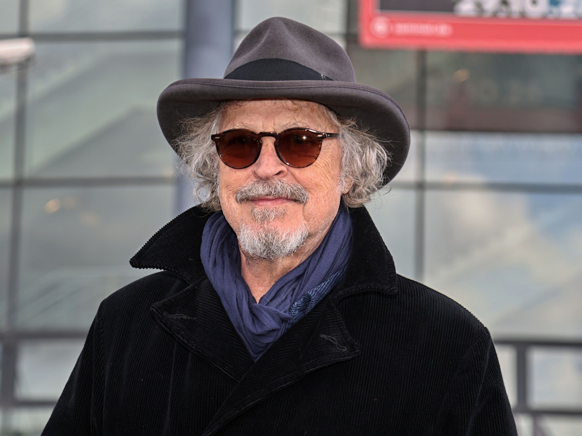 Wolfgang Niedecken steht vor der Lanxess-Arena.