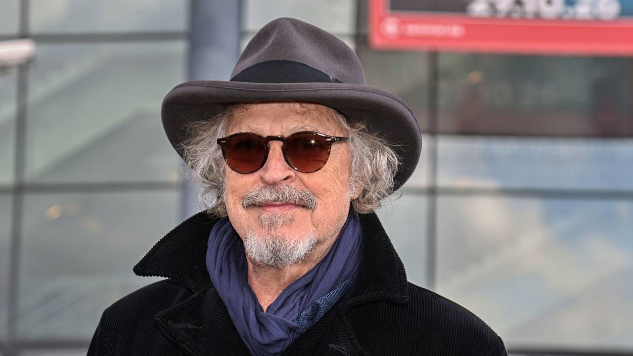 Wolfgang Niedecken steht vor der Lanxess-Arena.