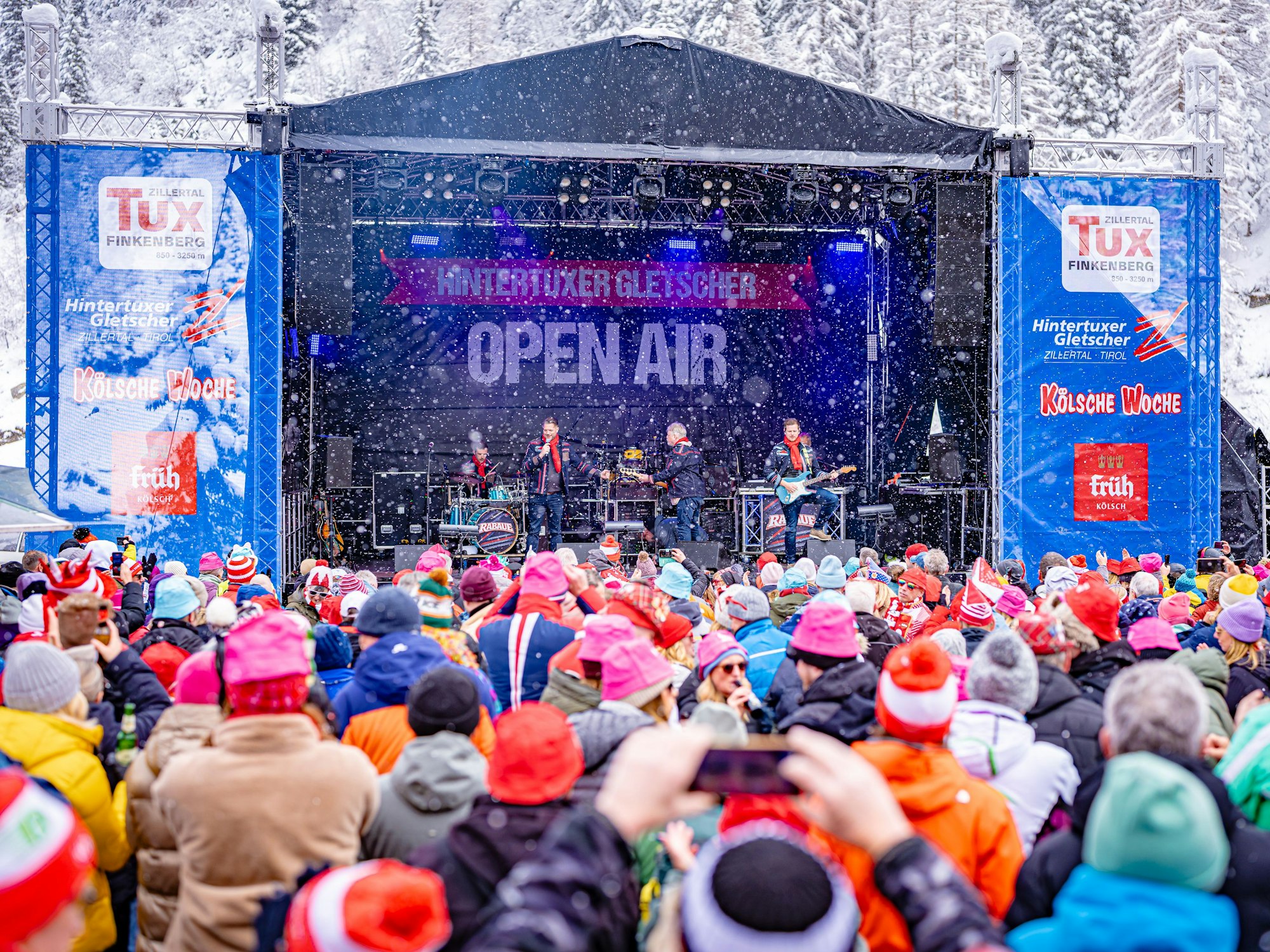 Die Rabaue beim Auftritt auf der Bühne.