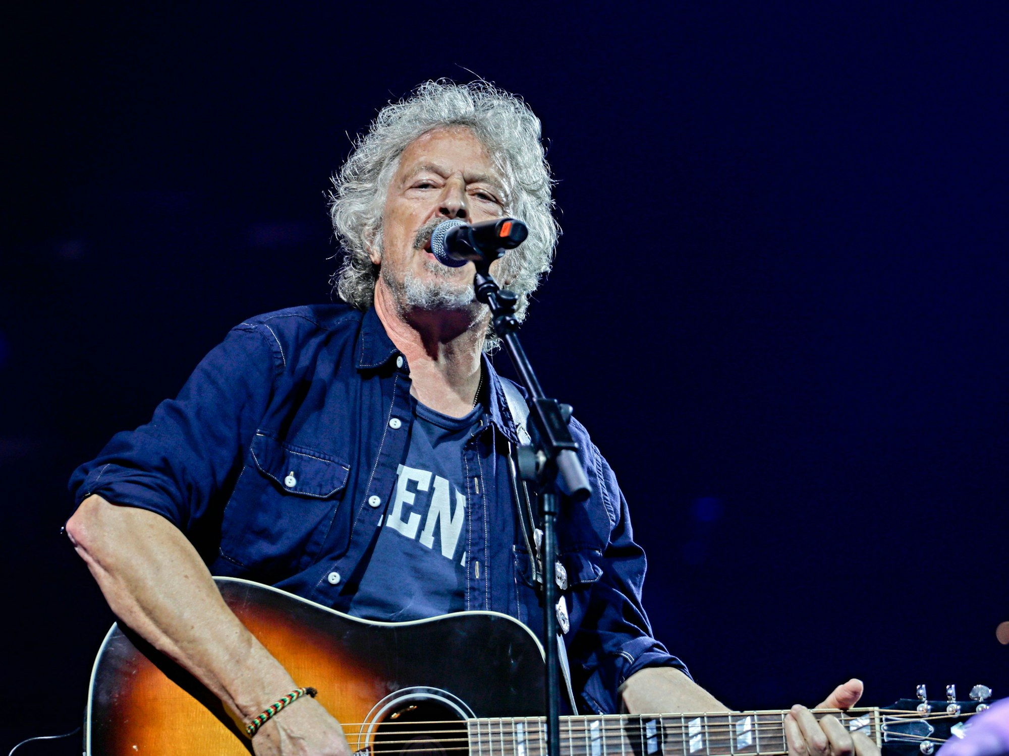 Wolfgang Niedecken singt auf der Bühne.