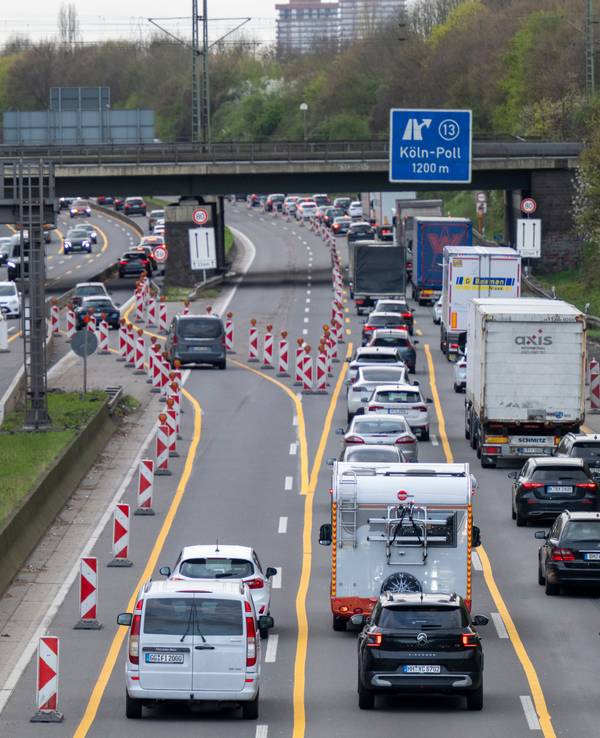 Auf der A4 bei Köln stehen mehrere Fahrzeuge im Stau. Mit dem Beginn der Osterferien fahren viele in den Urlaub.