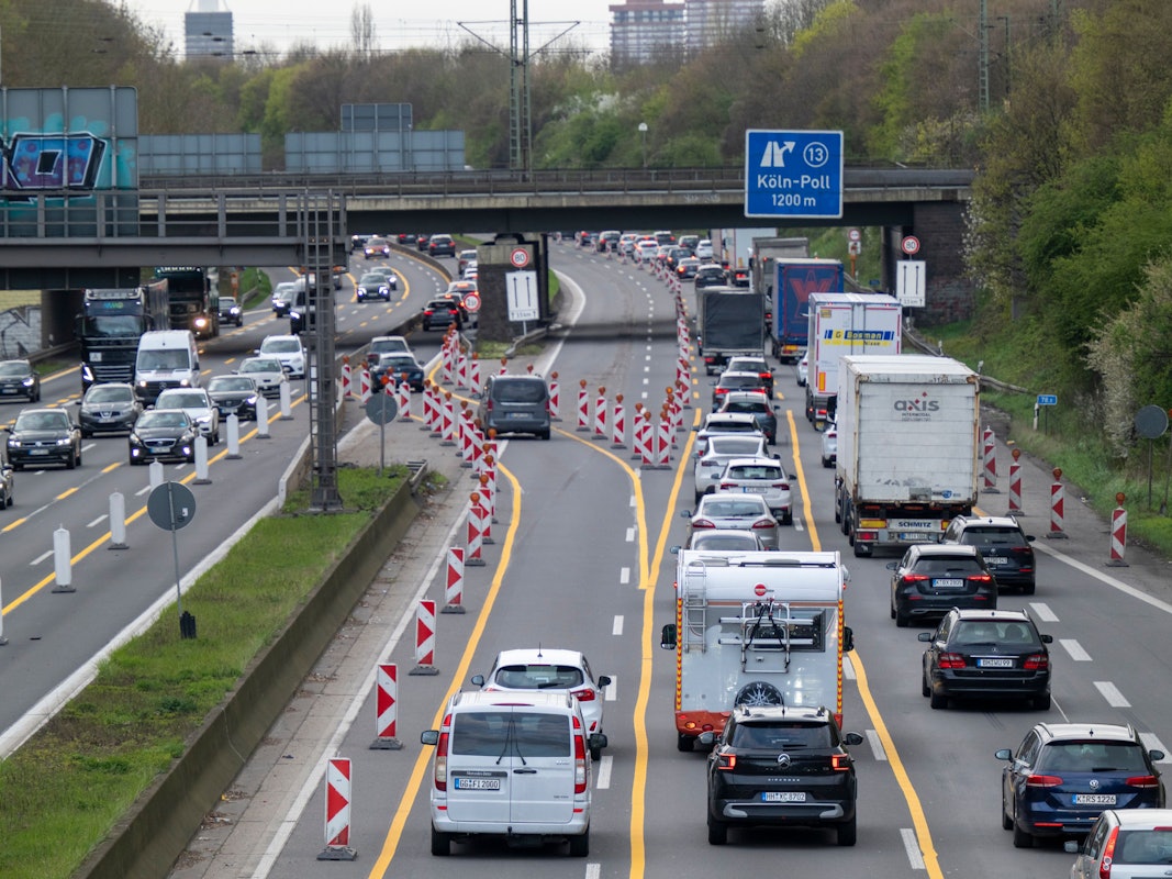 Auf der A4 bei Köln stehen mehrere Fahrzeuge im Stau. Mit dem Beginn der Osterferien fahren viele in den Urlaub.
