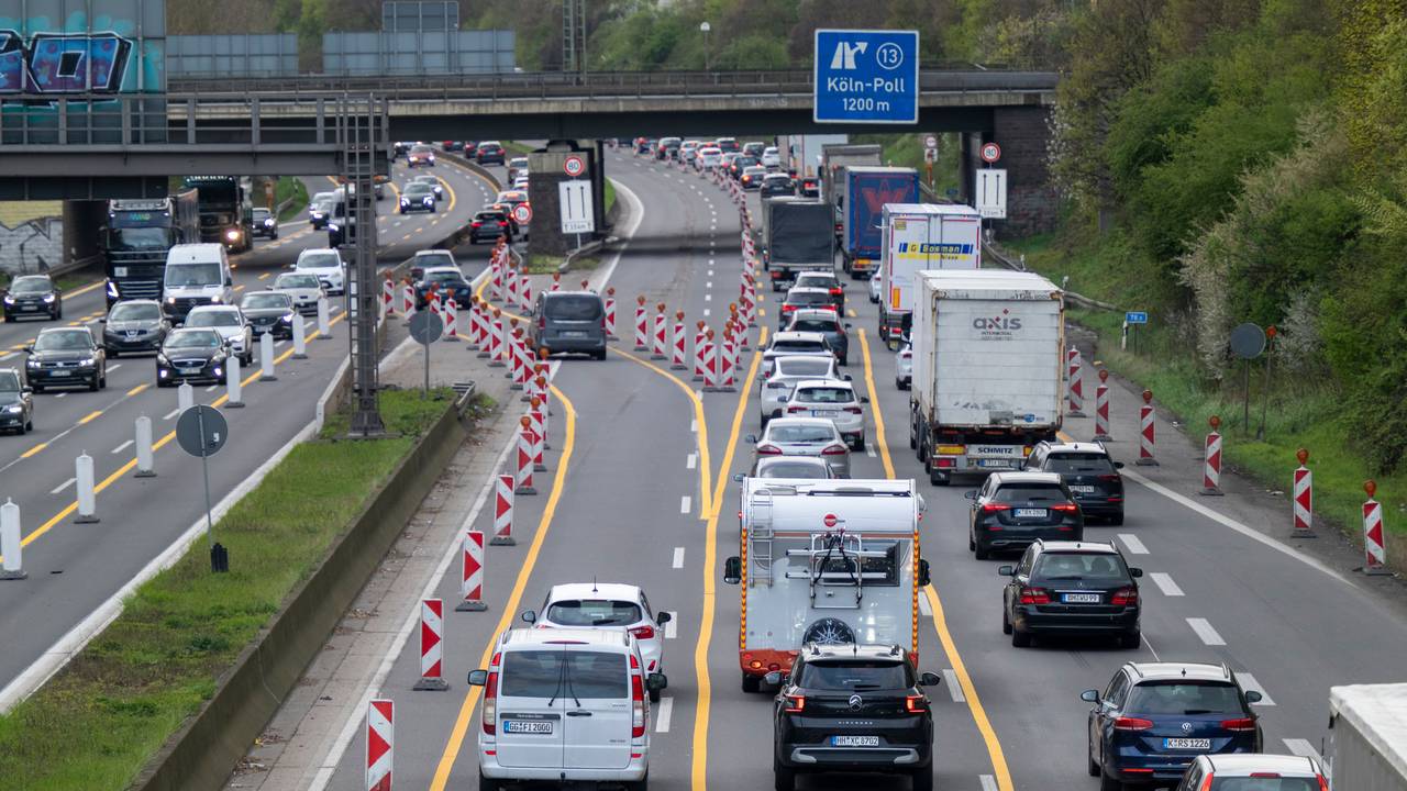 Auf der A4 bei Köln stehen mehrere Fahrzeuge im Stau. Mit dem Beginn der Osterferien fahren viele in den Urlaub.
