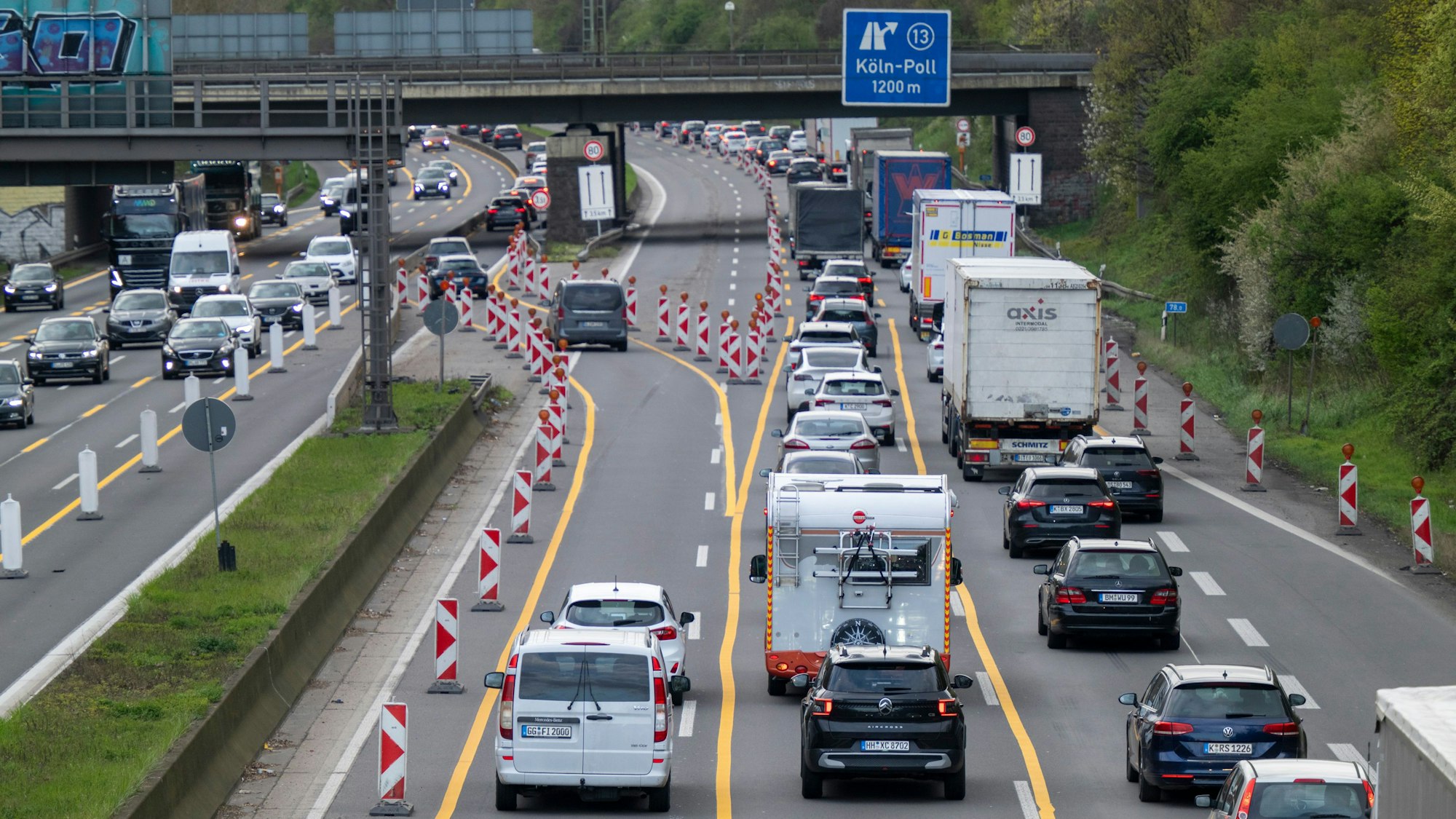 Auf der A4 bei Köln stehen mehrere Fahrzeuge im Stau. Mit dem Beginn der Osterferien fahren viele in den Urlaub.
