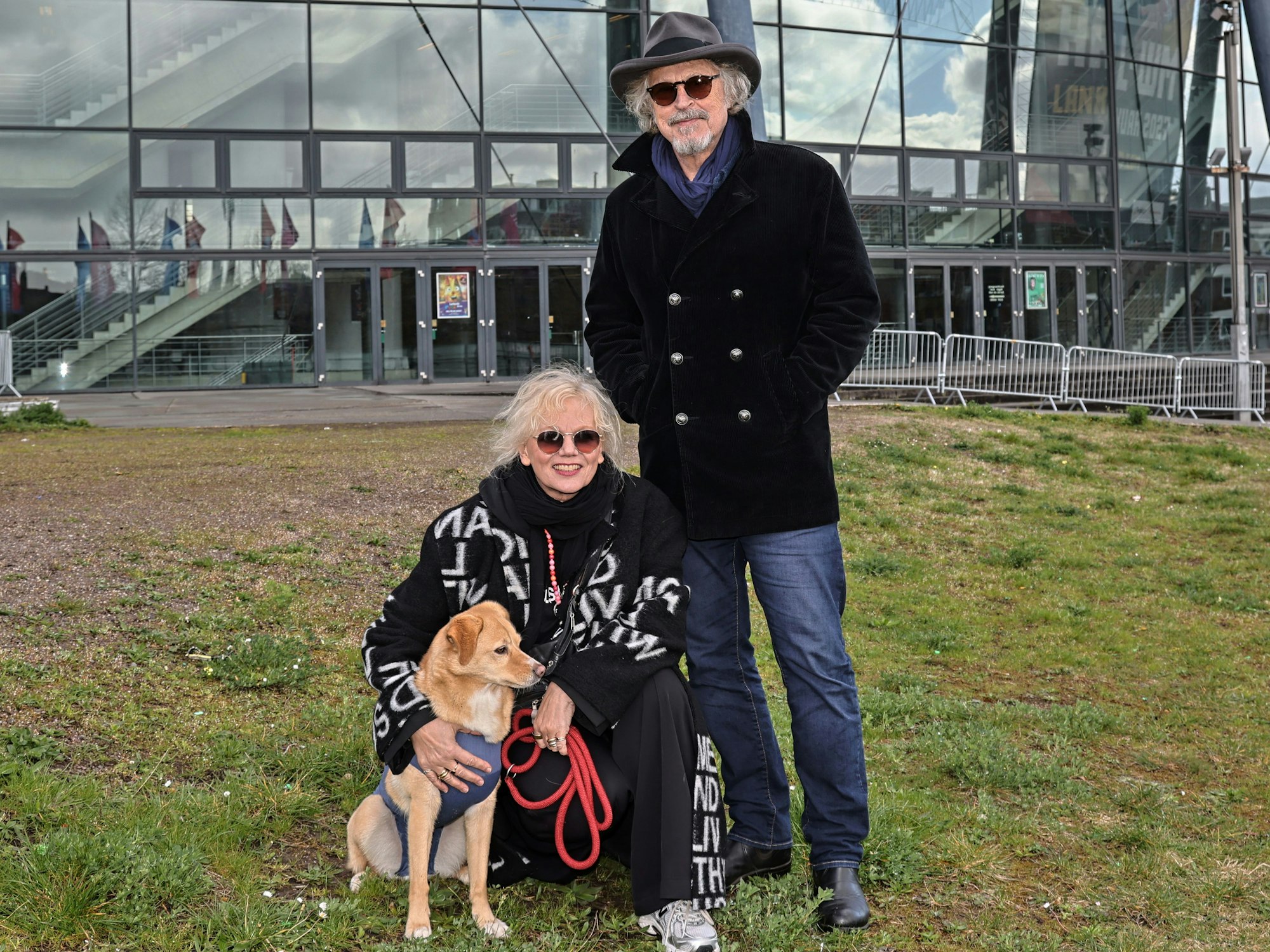 Wolfgang Niedecken mit Frau Tina und Hündin Numa.