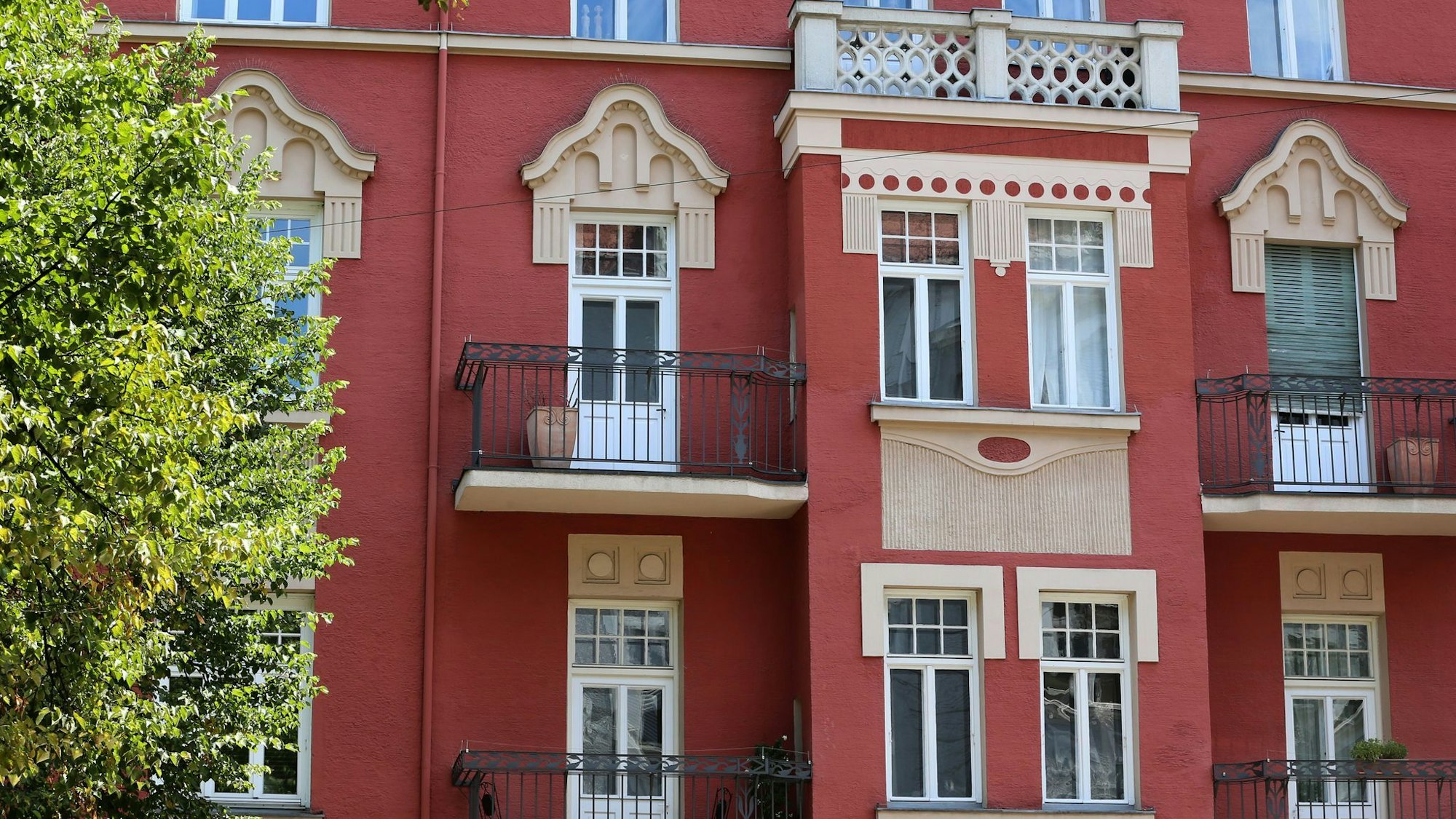 Ein Altbau mit rotem Fassadenanstrich