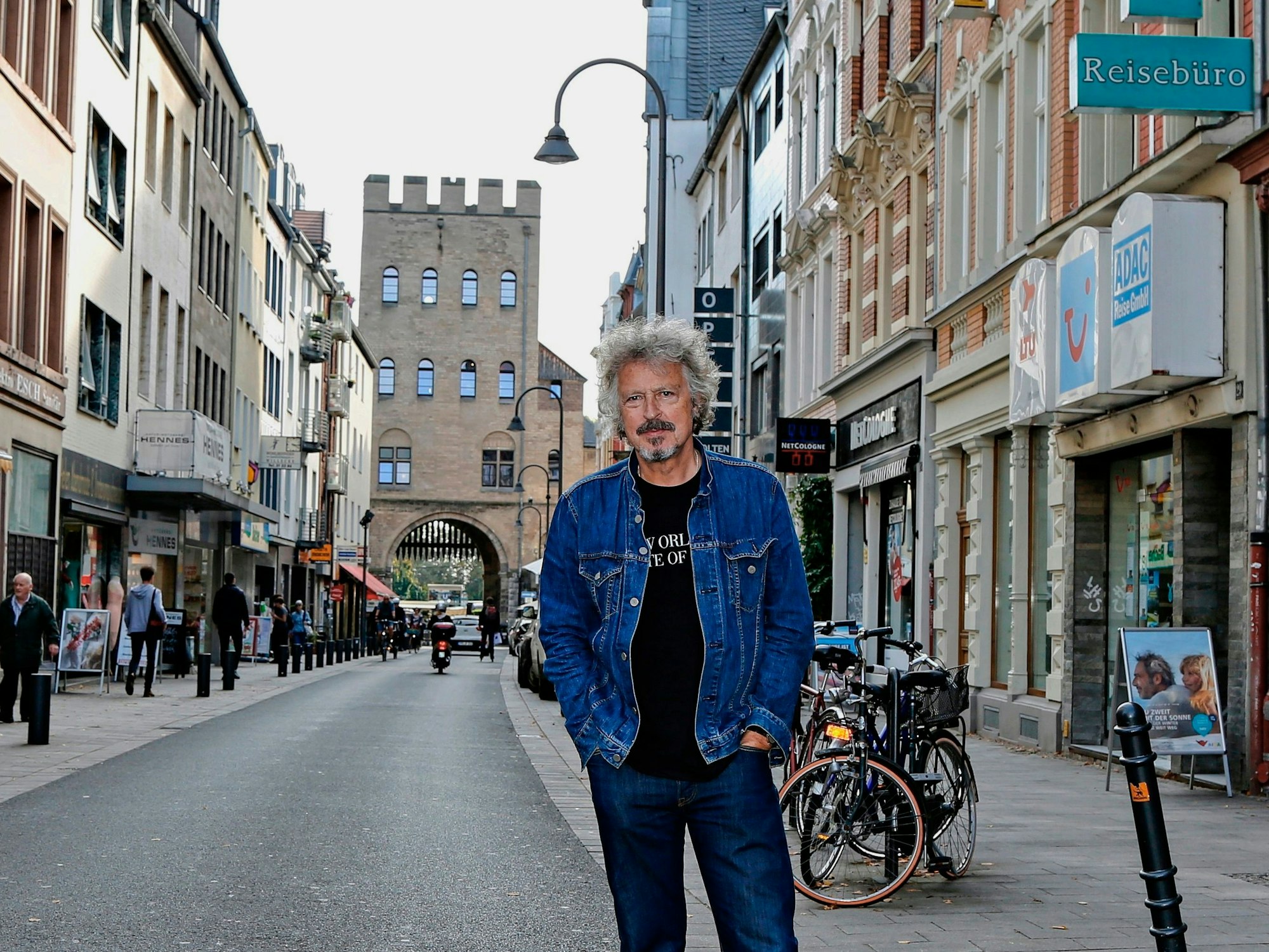 Wolfgang Niedecken steht auf der Severinstraße.