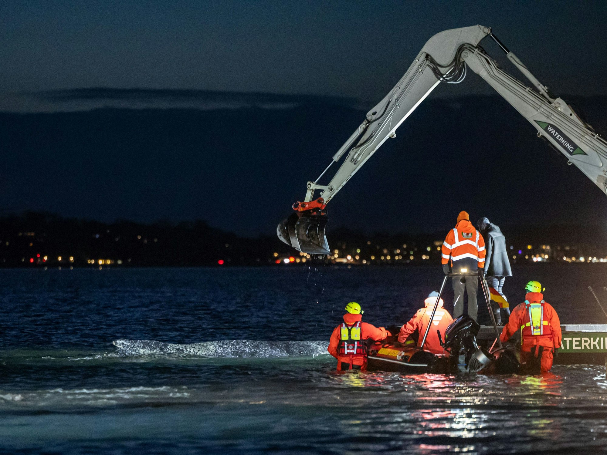 Mit Baggern wurde am Donnerstag (26. März 2026) erneut versucht, den festsitzenden Buckelwal freizubekommen.
