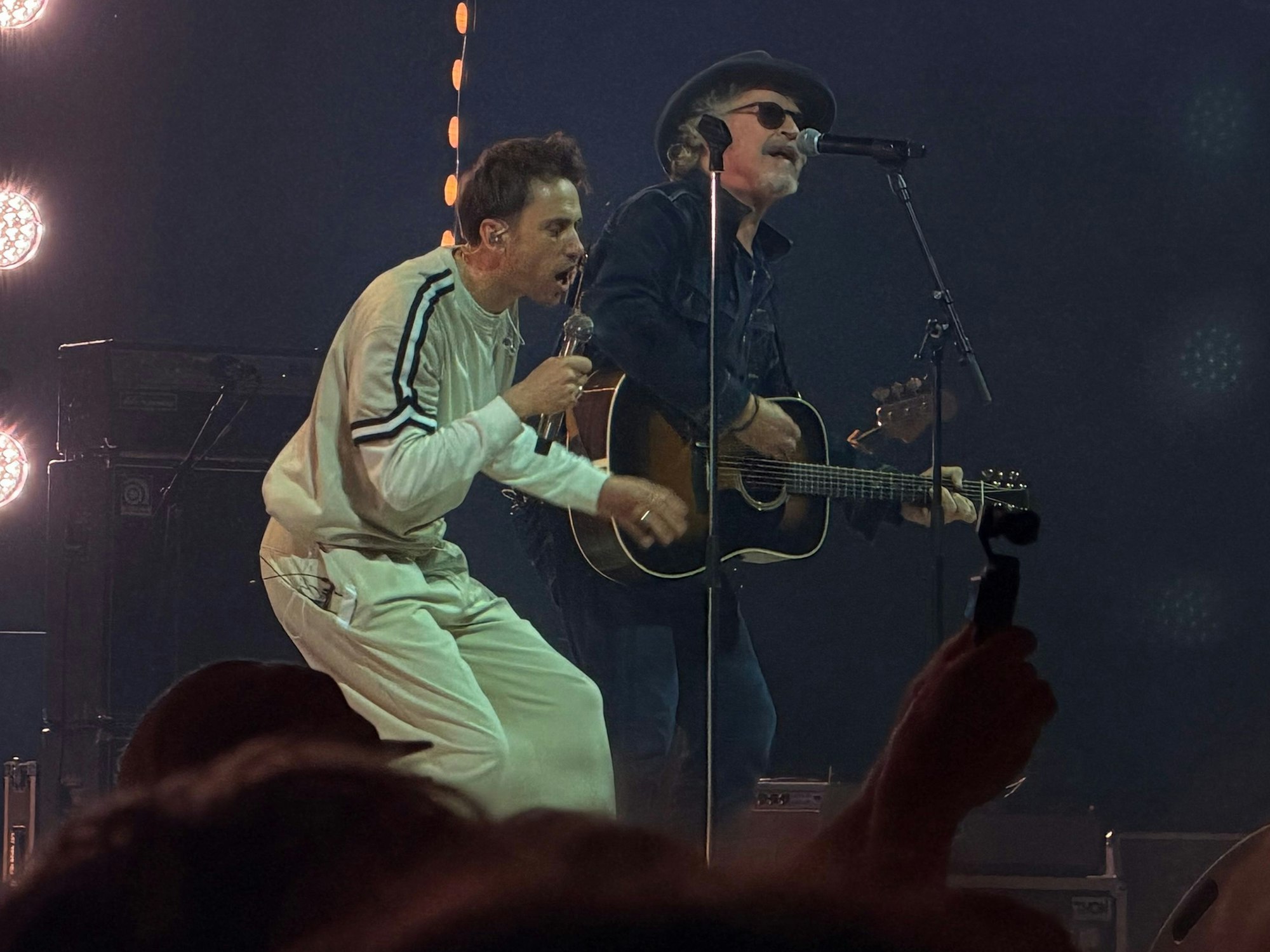 Clueso zusammen mit Wolfgang Niedecken auf der Bühne.