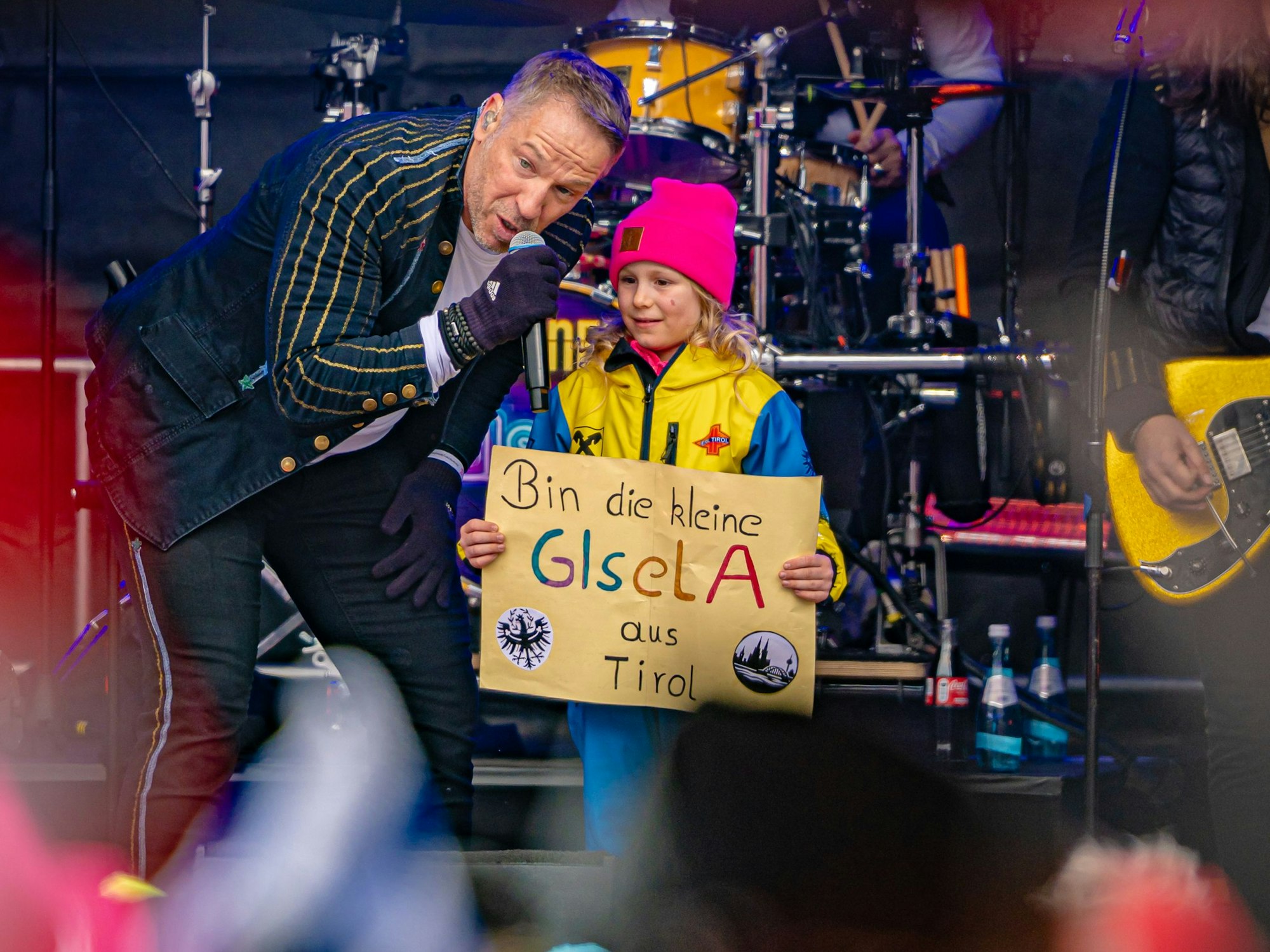 Höhner-Sänger Patrick Lück mit einem jungen Fan auf der Bühne.