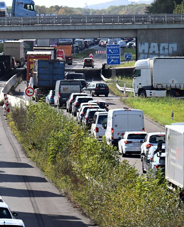 Fahrzeuge stauen sich auf der Autobahn 1 bei Köln.