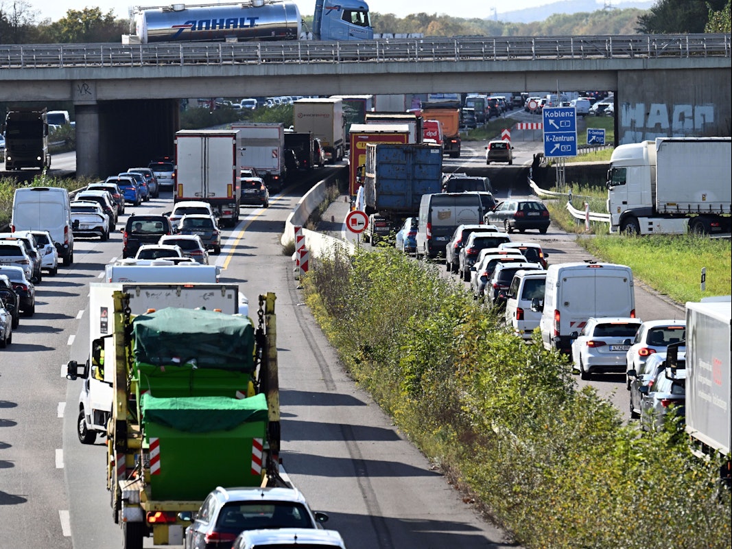 Fahrzeuge stauen sich auf der Autobahn 1 bei Köln.