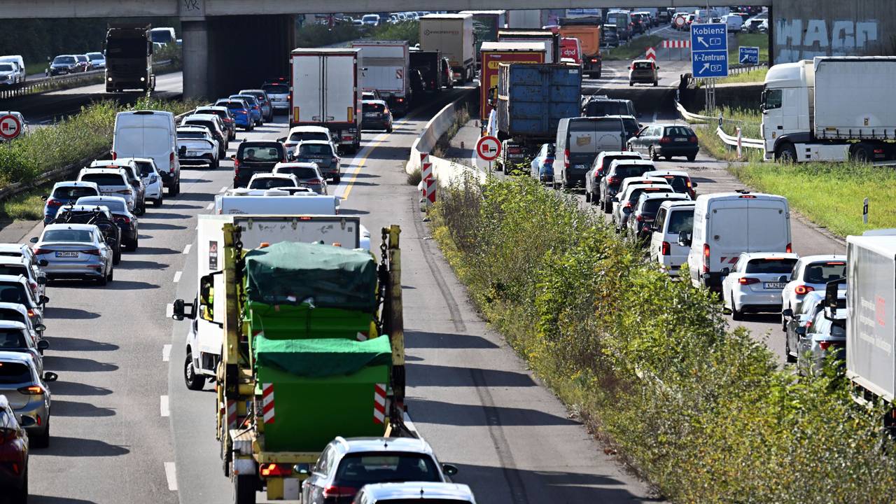 Fahrzeuge stauen sich auf der Autobahn 1 bei Köln.