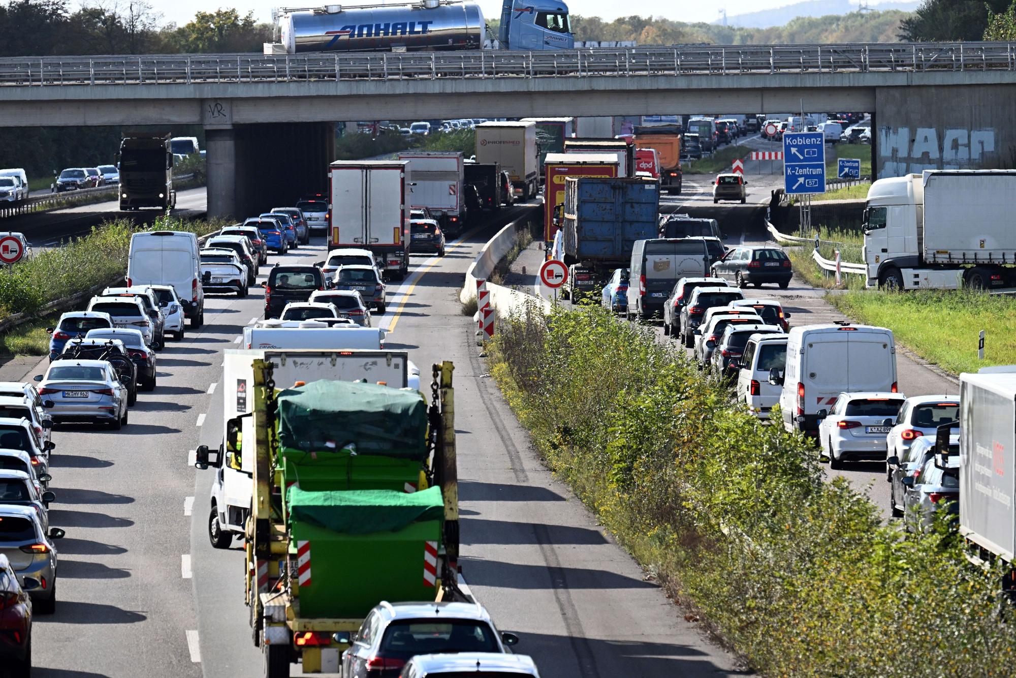 Fahrzeuge stauen sich auf der Autobahn 1 bei Köln.