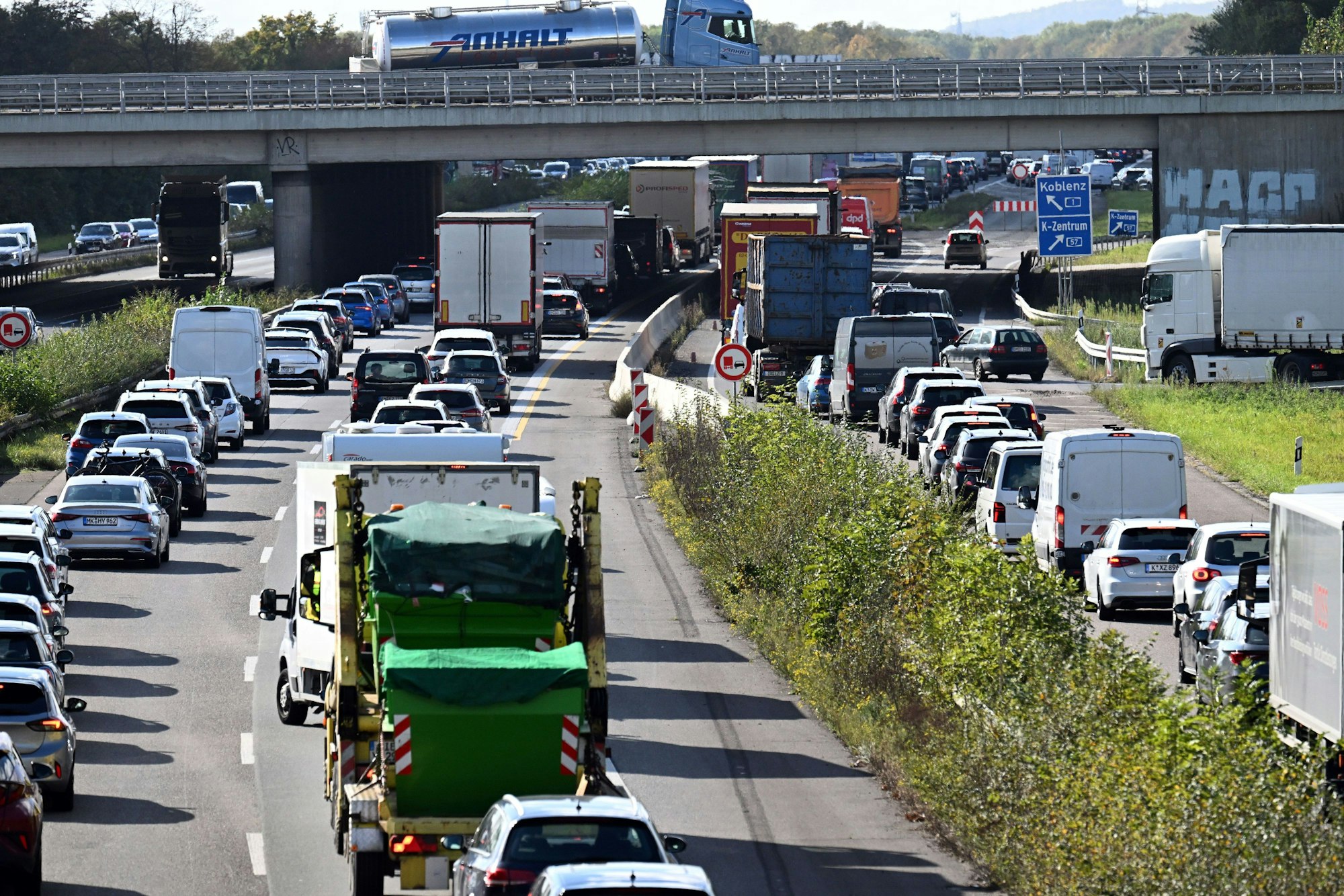 Fahrzeuge stauen sich auf der Autobahn 1 bei Köln.