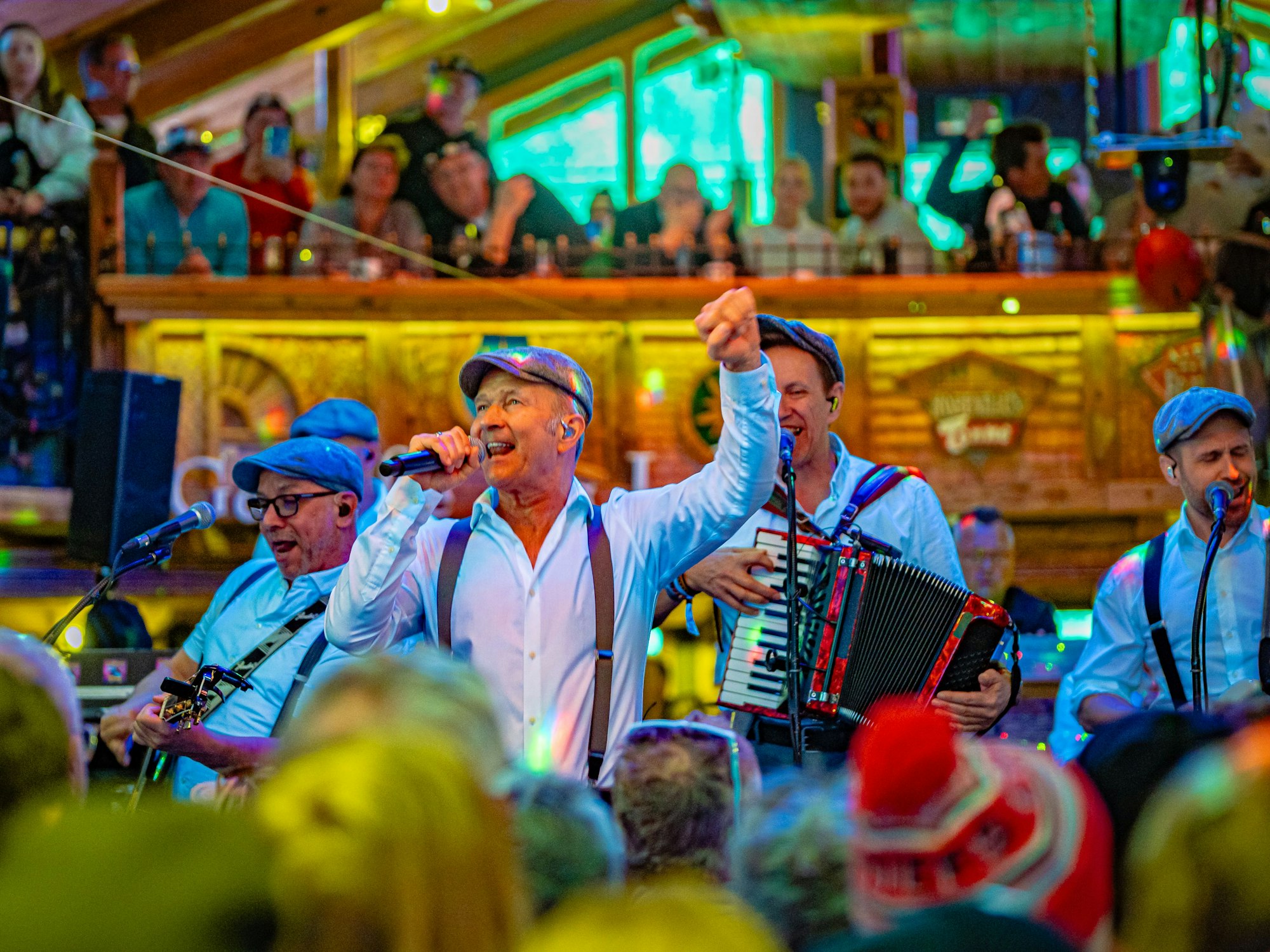 Die Klüngelköpp beim Auftritt auf der Bühne.