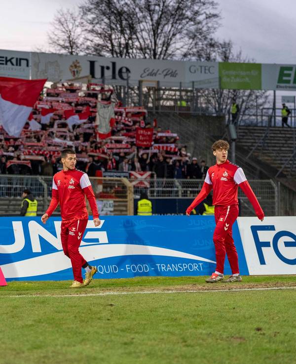Fans des 1. FC Köln im Gästeblock vom Siegener Leimbachstadion.