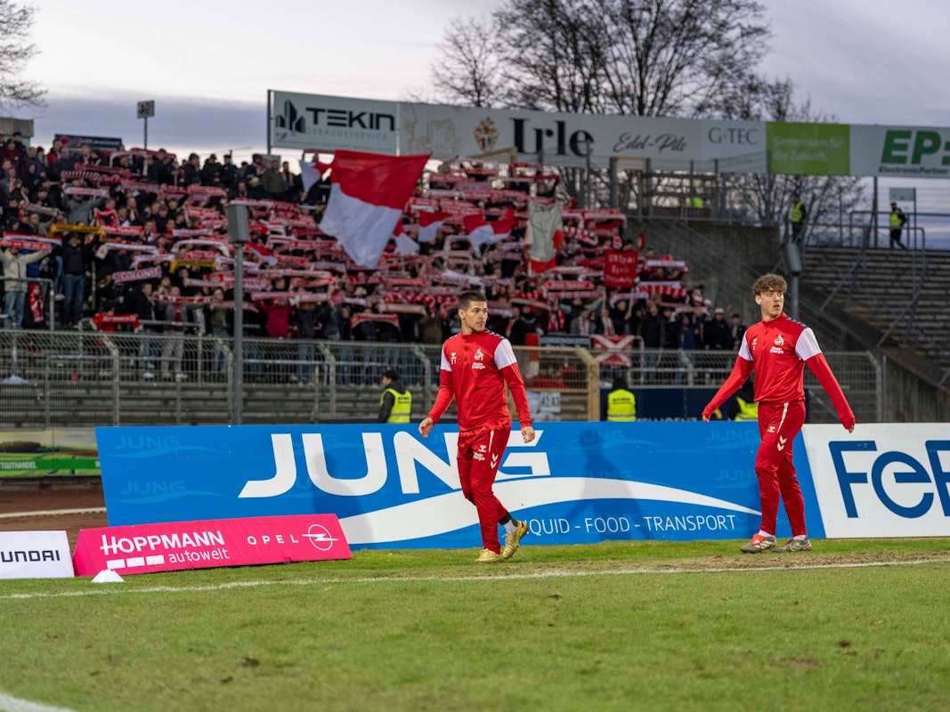 Fans des 1. FC Köln im Gästeblock vom Siegener Leimbachstadion.