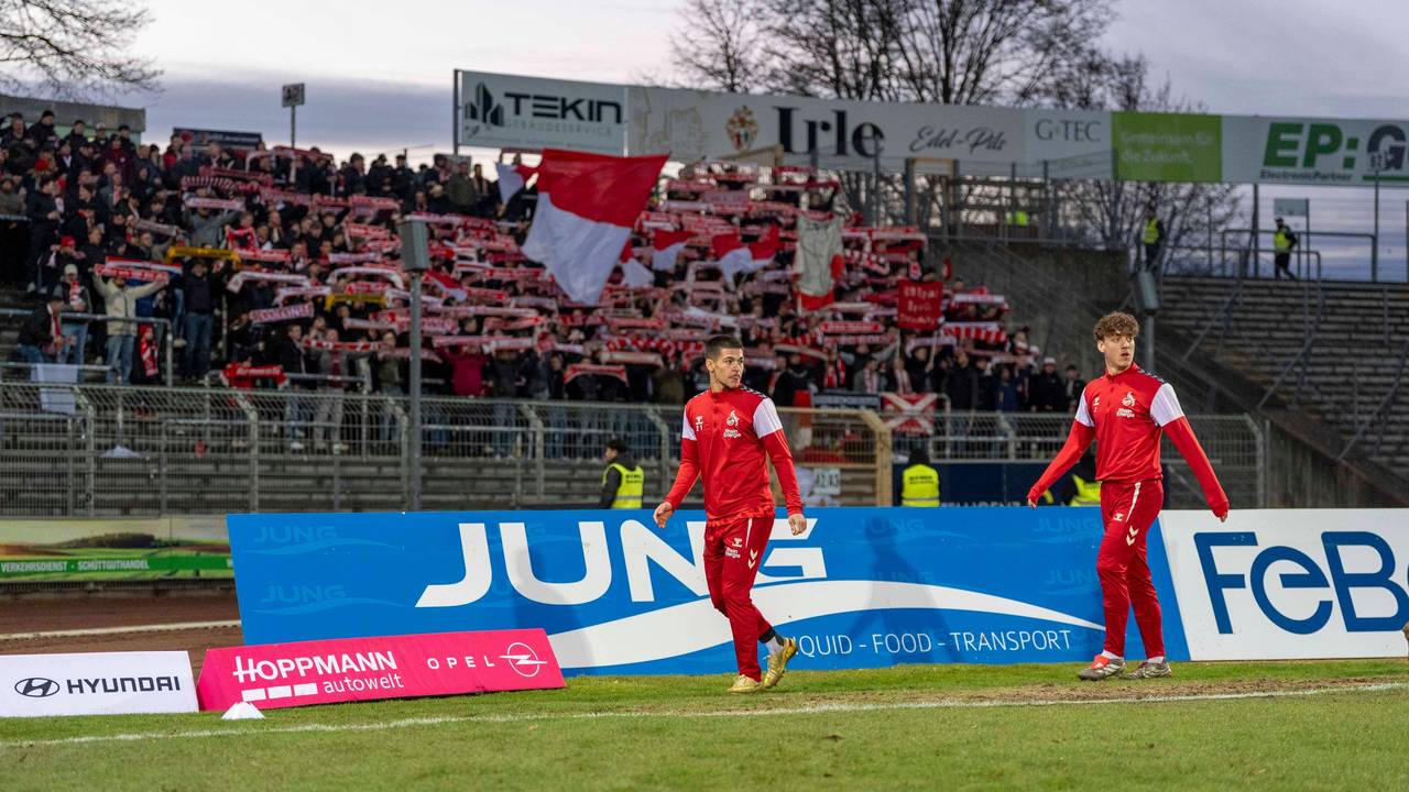 Fans des 1. FC Köln im Gästeblock vom Siegener Leimbachstadion.