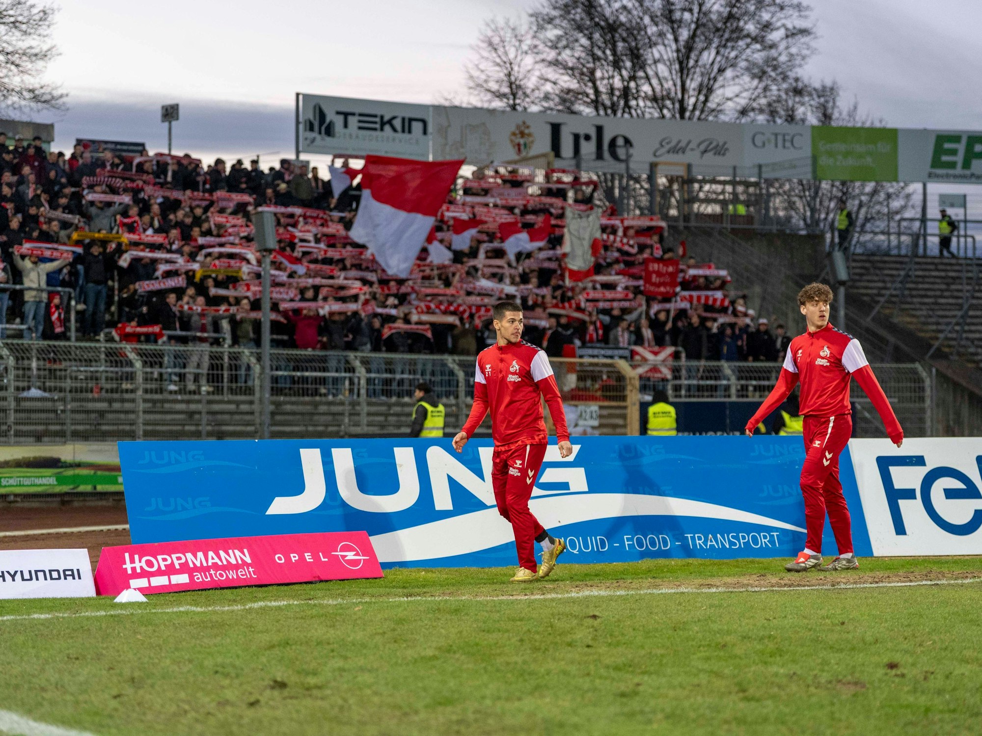Fans des 1. FC Köln im Gästeblock vom Siegener Leimbachstadion.