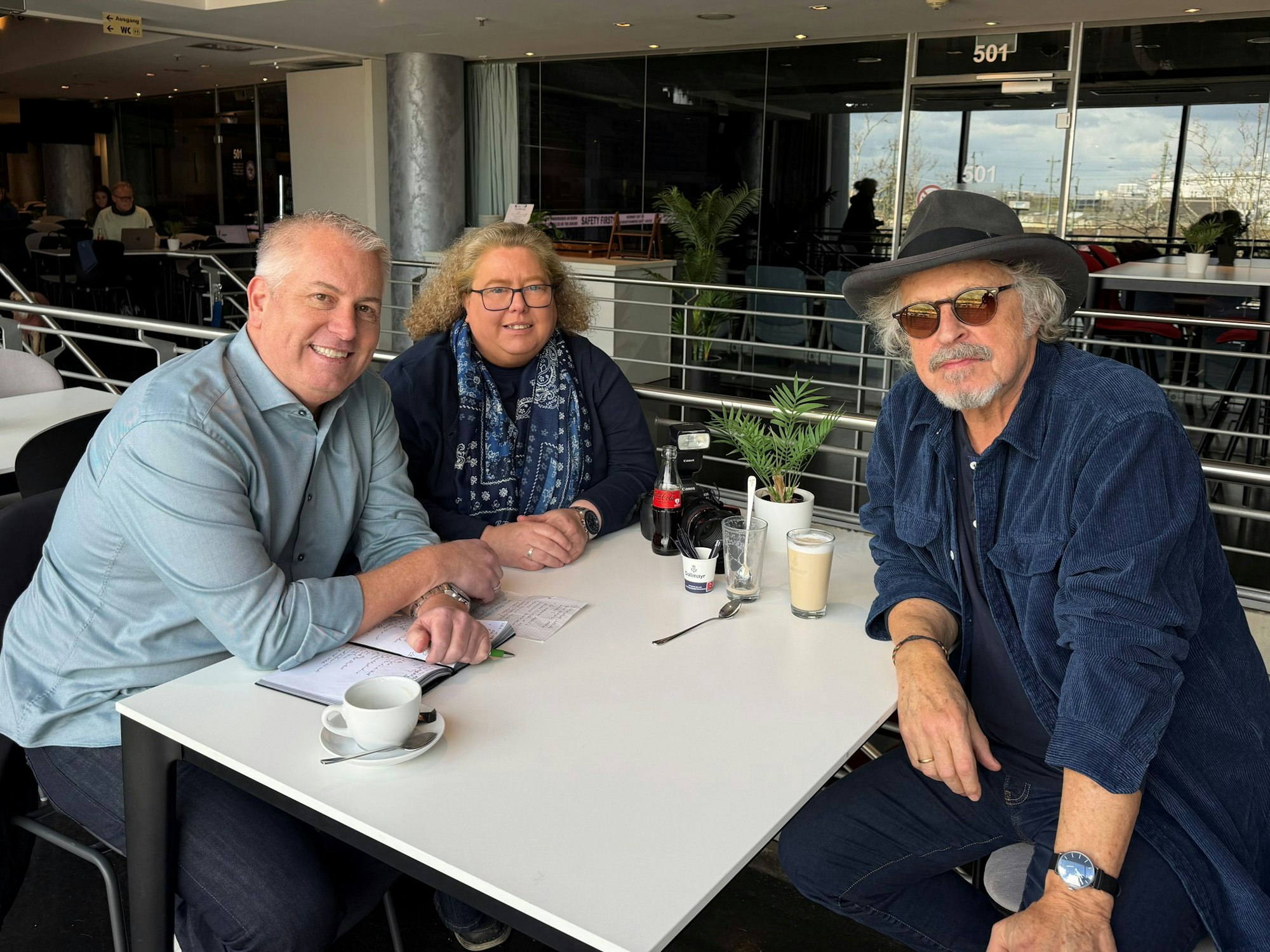 Marcel Schwamborn und Daniela Decker sprechen mit Wolfgang Niedecken.