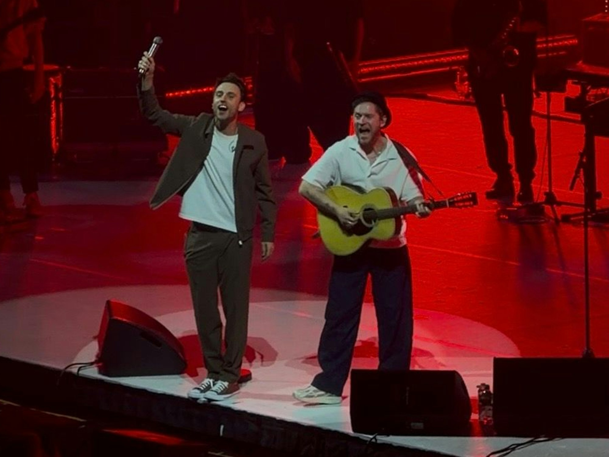 Clueso singt mit Johannes Oerding auf der Bühne.