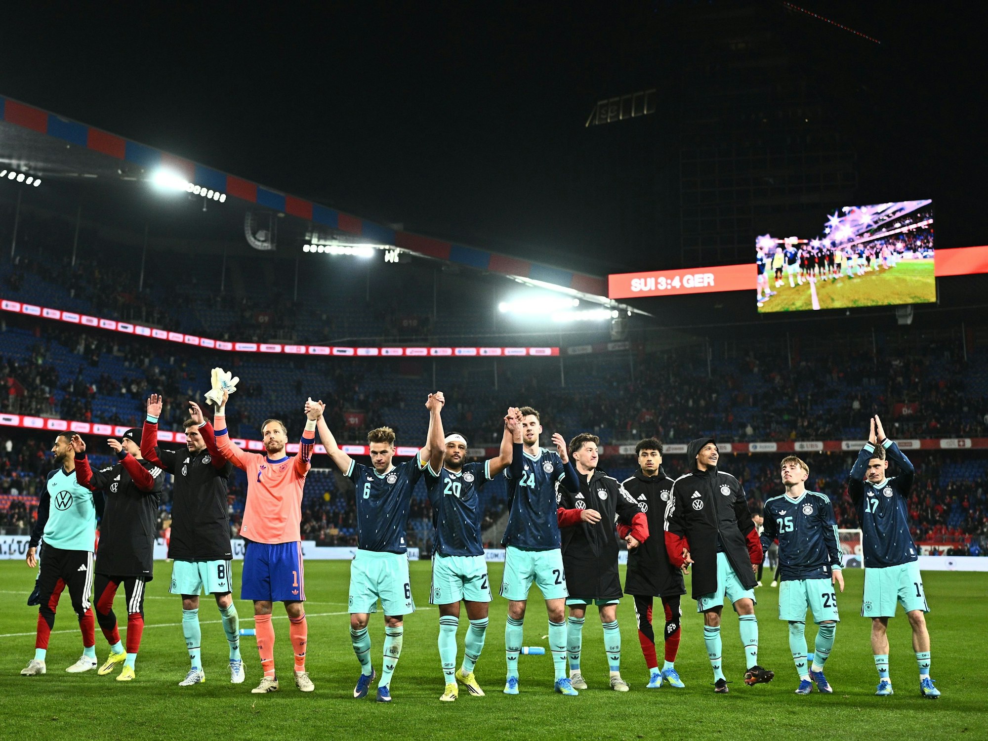 Die deutsche Mannschaft feiert nach dem Abpfiff den Sieg.