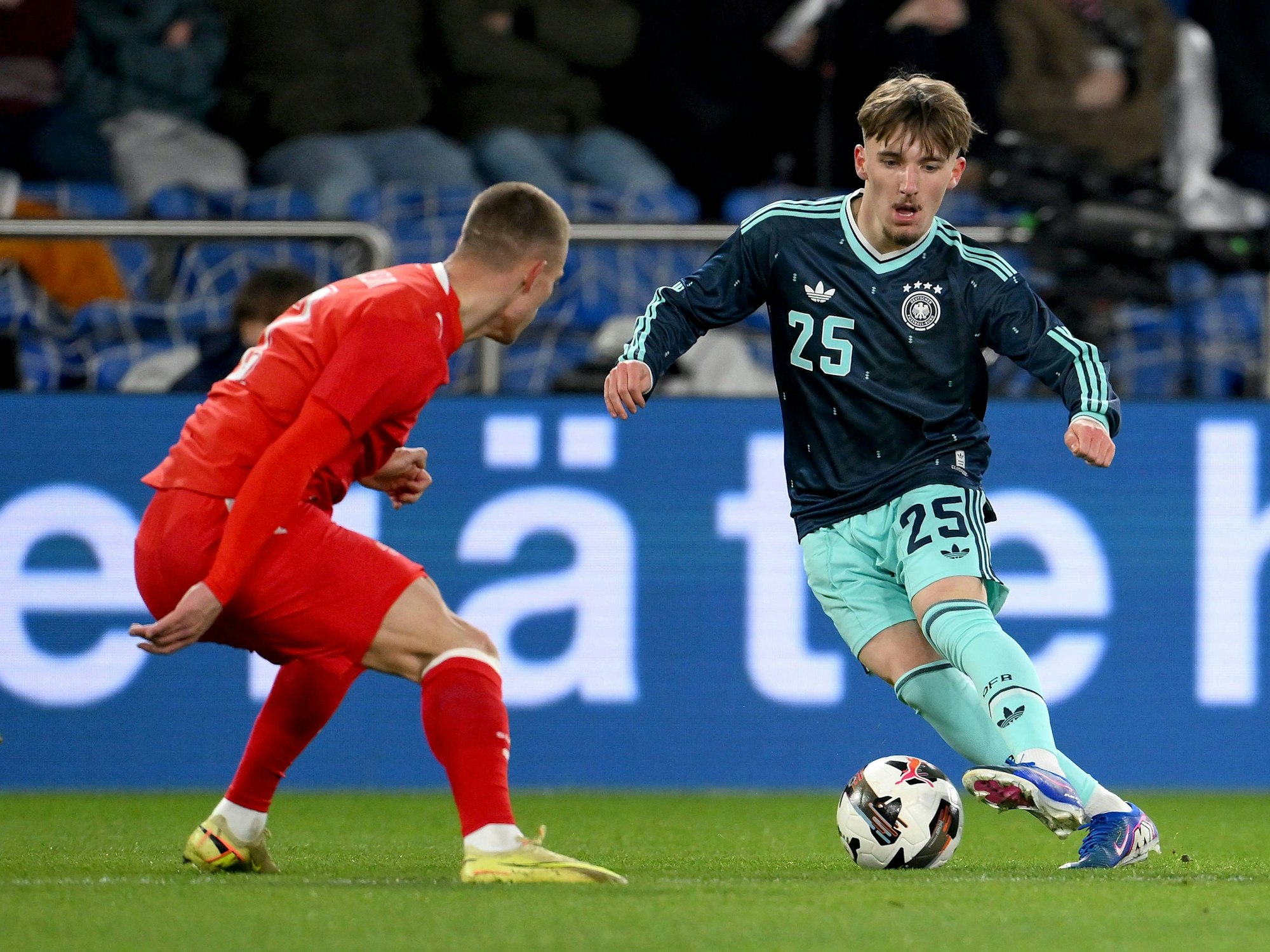 Lennart Karl im Duell mit dem Schweizer Miro Muheim.