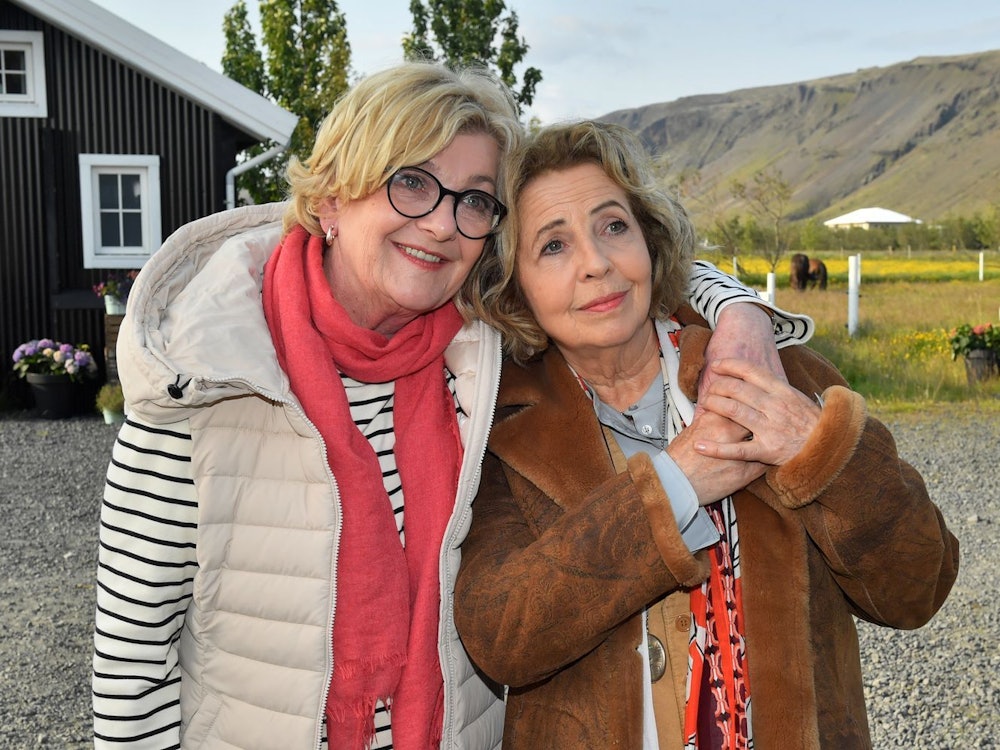 Das gab es bei „Das Traumschiff“ noch nie: Mit Saskia Vester (links) und Michaela May spielen zwei altgediente Stars des deutschen Fernsehens ein lesbisches Liebespaar. Verliebte Küsse inklusive. (Bild: ZDF/Dirk Bartling)