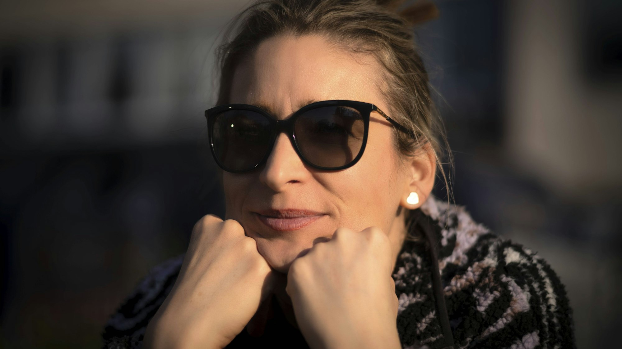 Junge Frau mit Sonnenbrille und blonden Haaren