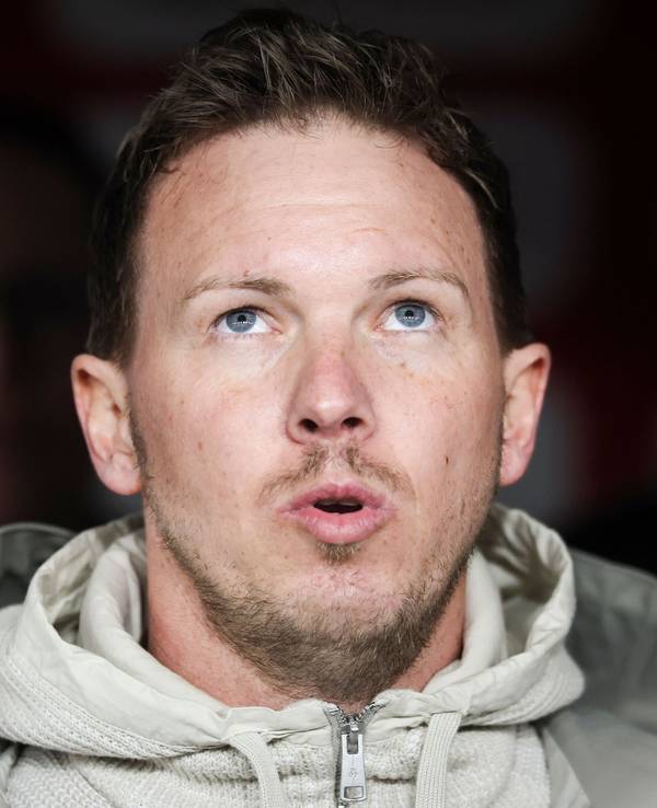 Bundestrainer Julian Nagelsmann singt bei der Nationalhymne.