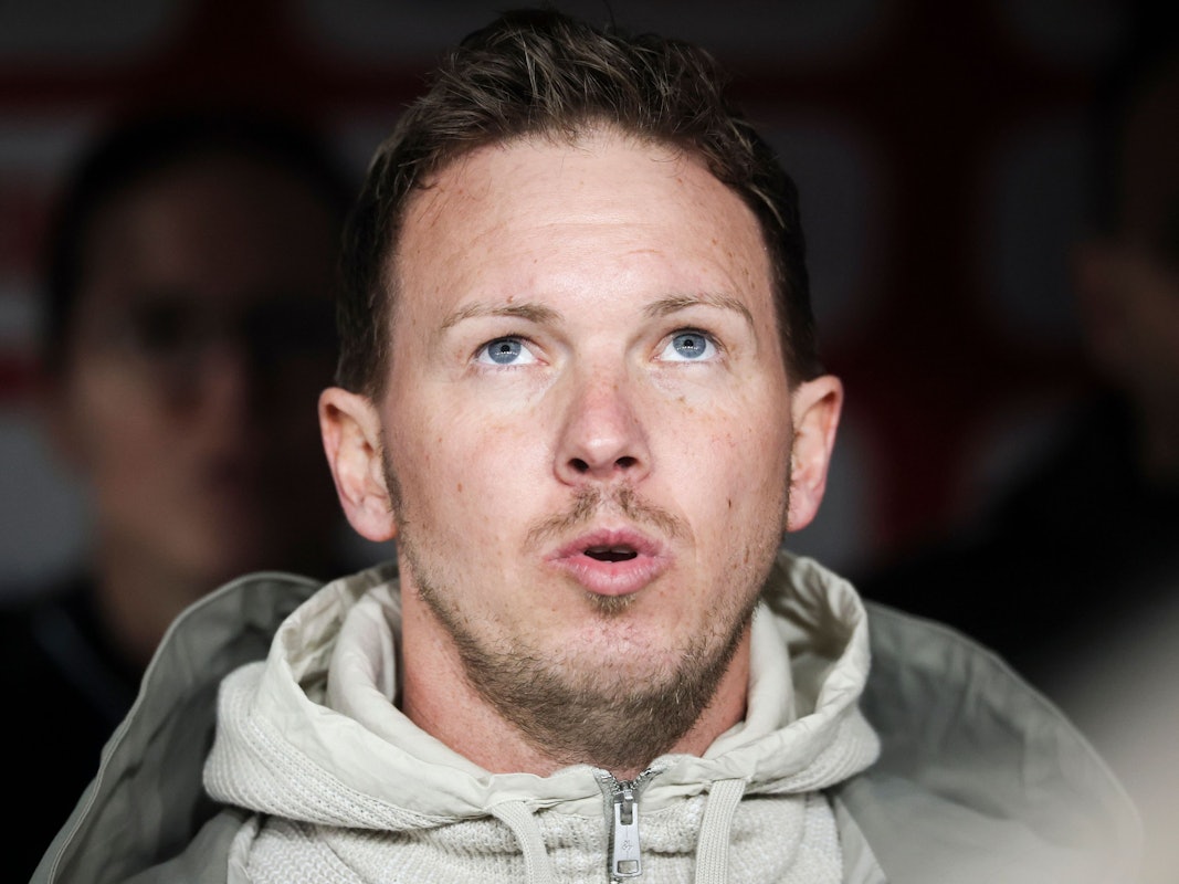 Bundestrainer Julian Nagelsmann singt bei der Nationalhymne.