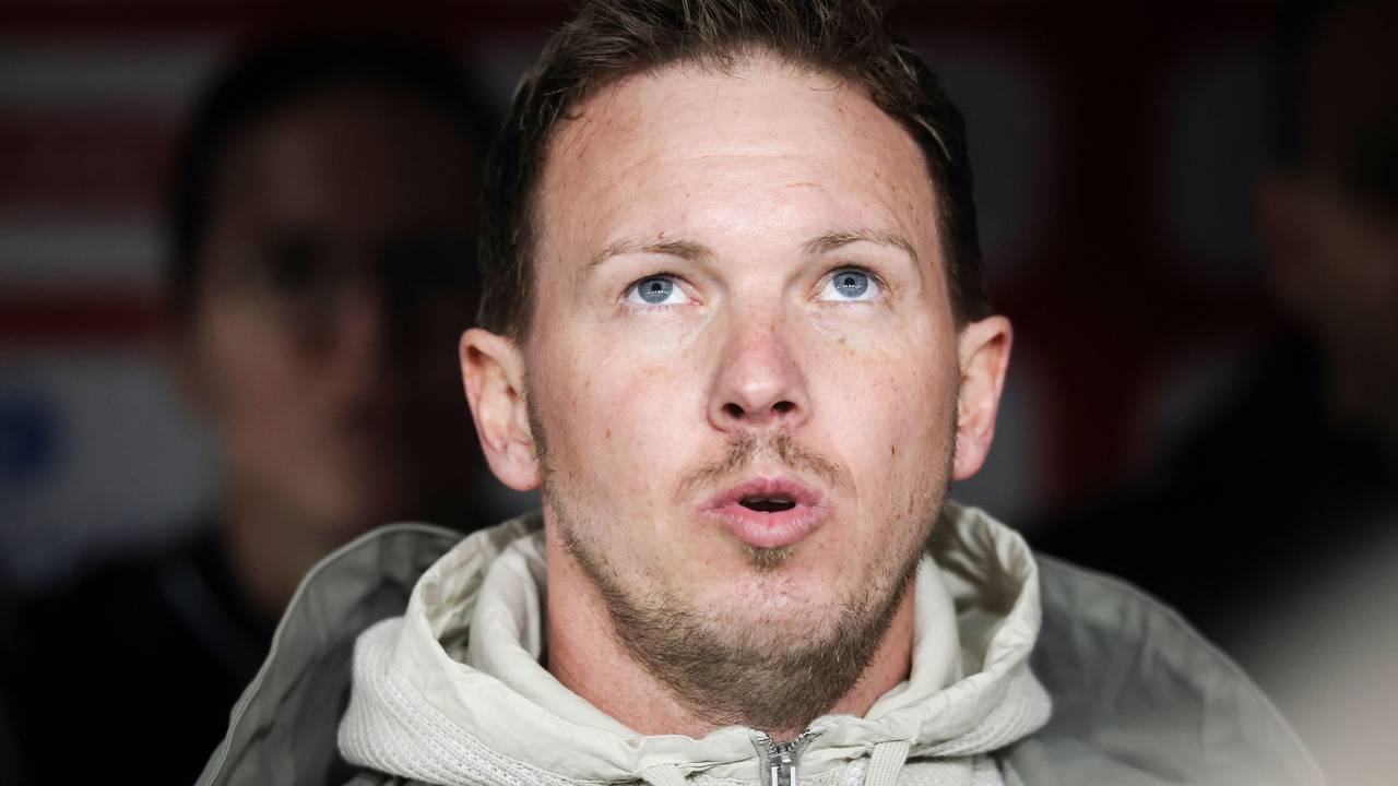 Bundestrainer Julian Nagelsmann singt bei der Nationalhymne.