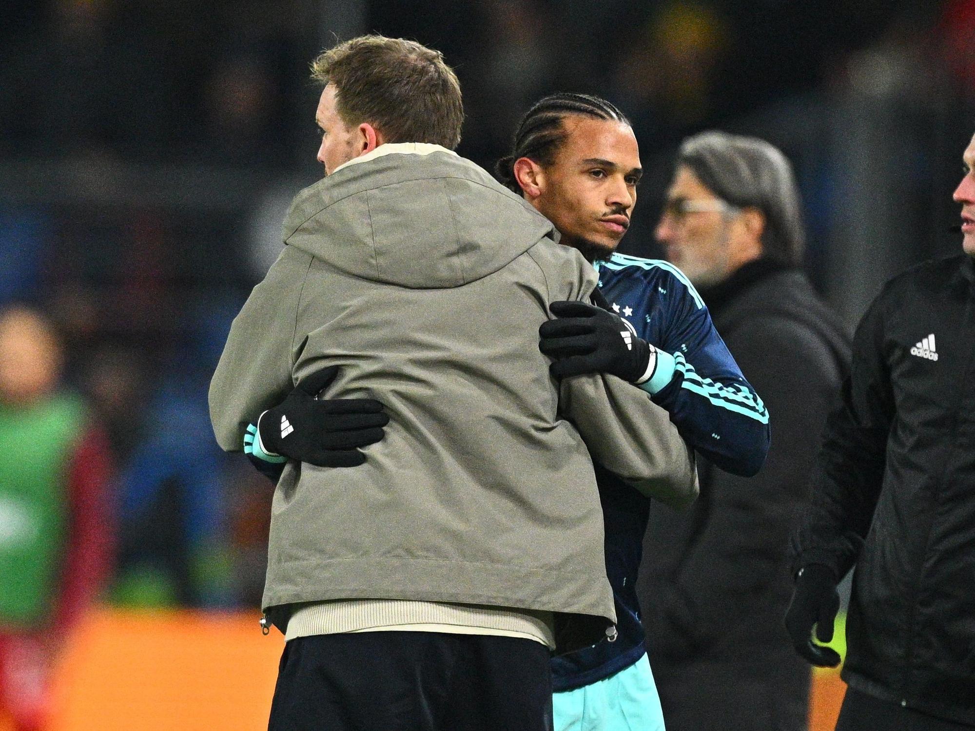 Bundestrainer Julian Nagelsmann umarmt Leroy Sané nach dessen Auswechselung.