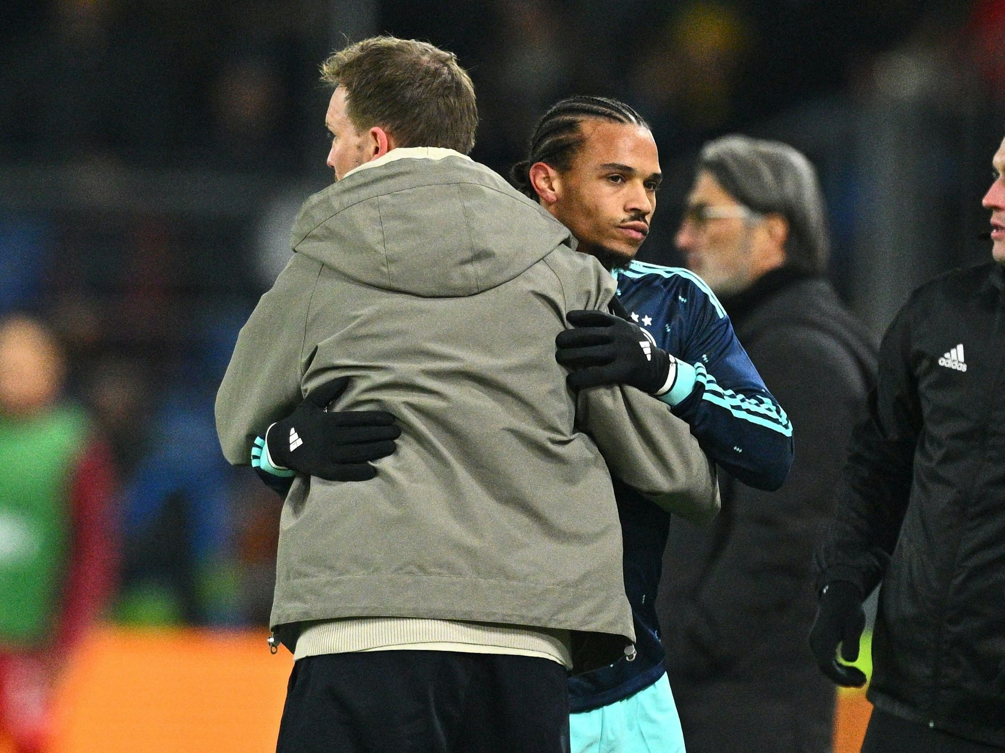 Bundestrainer Julian Nagelsmann umarmt Leroy Sané nach dessen Auswechselung.