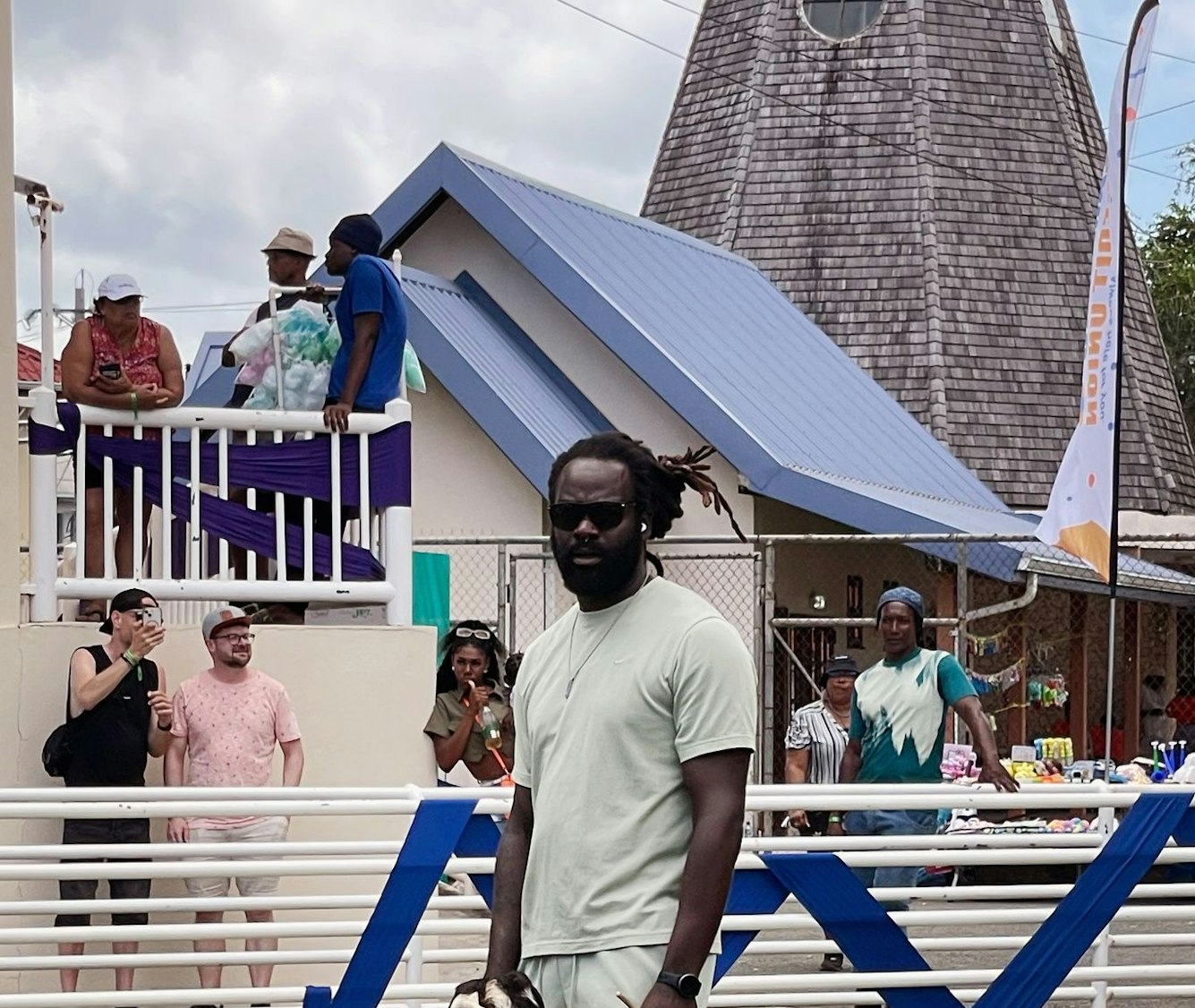 Kyle Joseph mit Ziege «Rocket» beim Ziegenrennen in Buccoo