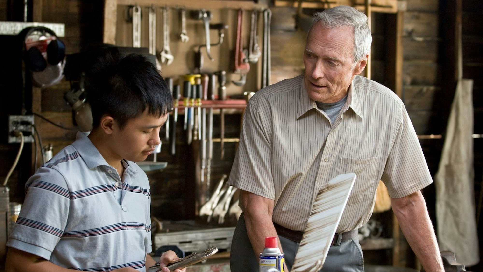Eigenbrötler Walt (Clint Eastwood, rechts) und Thao (Bee Vang) raufen sich langsam zusammen. (Bild: © 2008 Warner Bros. Entertainment Inc. -- U.S., Canada, Bahamas & Bermuda © 2008 Village Roadshow Films (BVI) Limited)