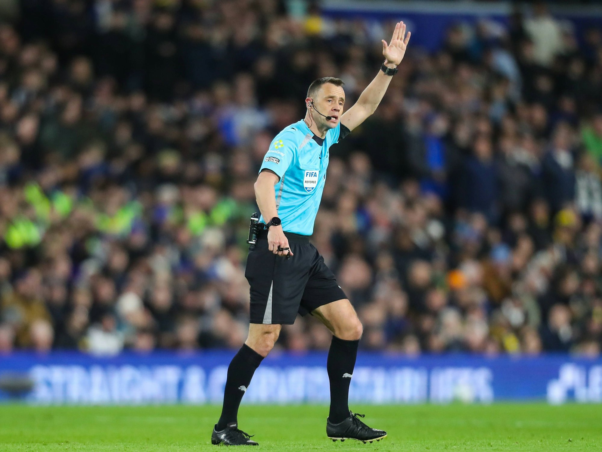 Schiedsrichter Stuart Attwell gibt Anweisungen per Handzeichen auf dem Spielfeld.