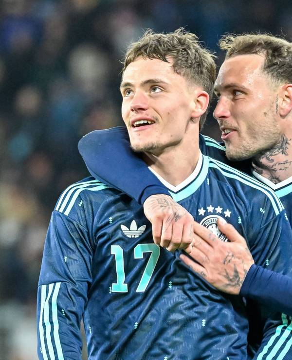 Florian Wirtz (l.) wird auf dem Platz von David Raum umarmt.