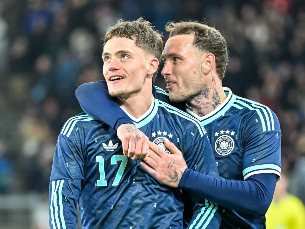 DFB-Spieler Florian Wirtz jubelt nach seinem Traumtor zum 3:2 gegen die Schweiz. David Raum freut sich mit ihm.