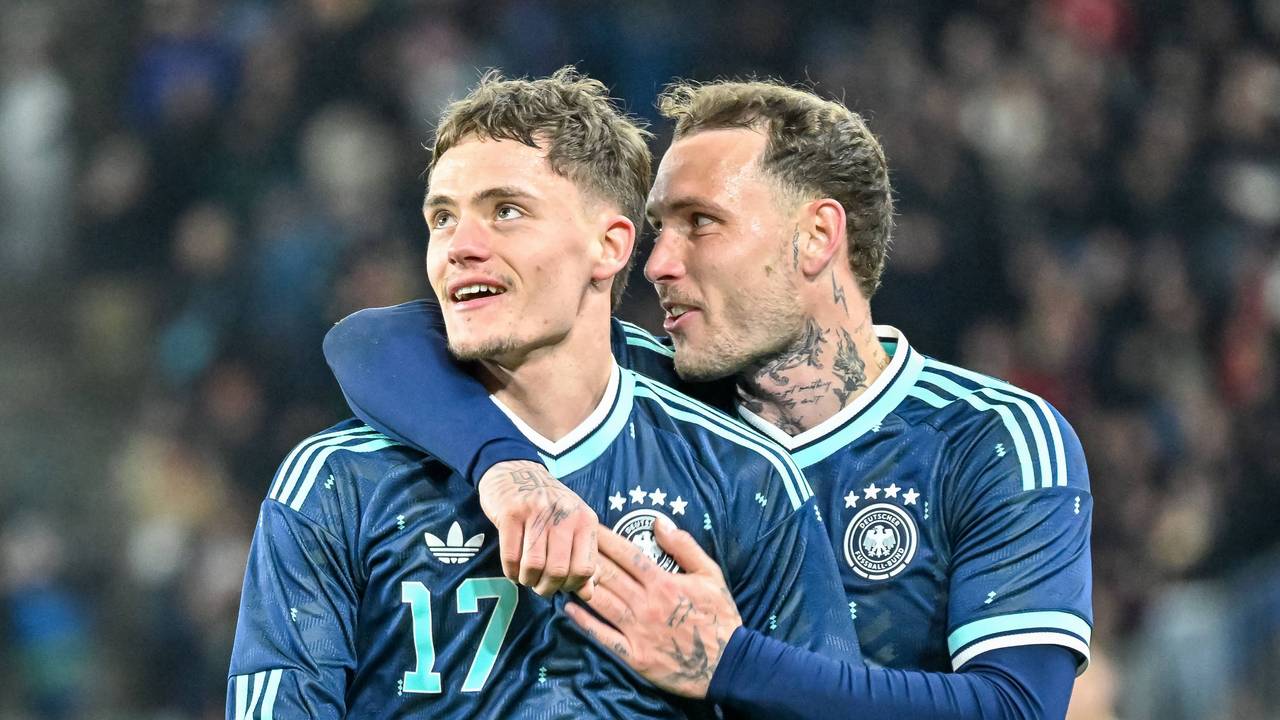 Florian Wirtz (l.) wird auf dem Platz von David Raum umarmt.