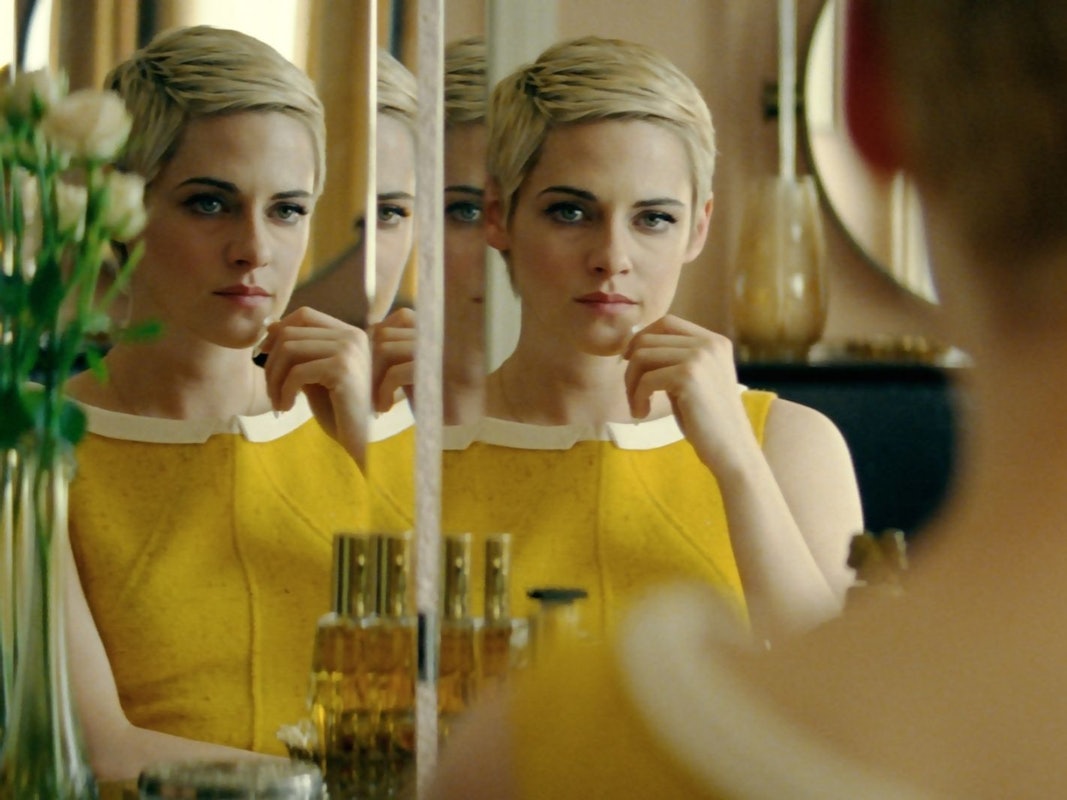 Durchgestylt: Bei Jean Seberg (Kristen Stewart) ist alles gelb, das Kleid, das Auto, die Haare. (Bild: WDR/Prokino Filmverleih)