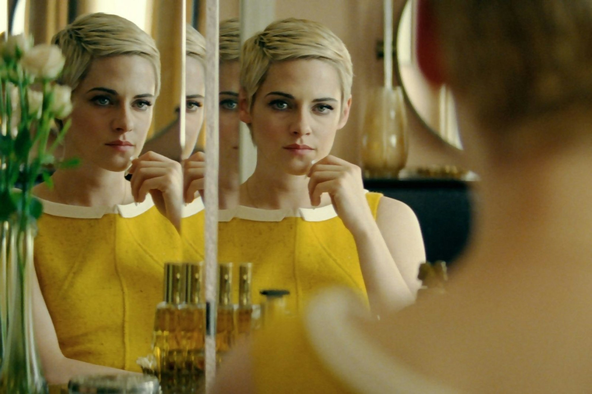 Durchgestylt: Bei Jean Seberg (Kristen Stewart) ist alles gelb, das Kleid, das Auto, die Haare. (Bild: WDR/Prokino Filmverleih)
