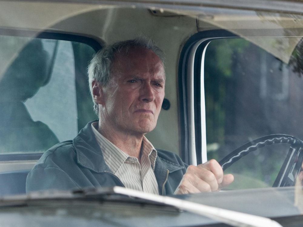 Walt (Clint Eastwood) hat seine Nachbarschaft fest im Blick. (Bild: © 2008 Warner Bros. Entertainment Inc. -- U.S., Canada, Bahamas & Bermuda © 2008 Village Roadshow Films (BVI) Limited)