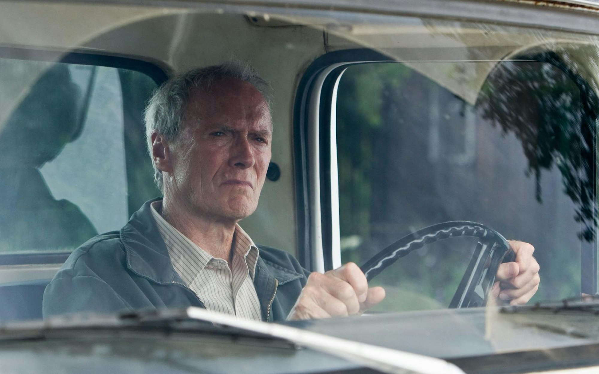 Walt (Clint Eastwood) hat seine Nachbarschaft fest im Blick. (Bild: © 2008 Warner Bros. Entertainment Inc. -- U.S., Canada, Bahamas & Bermuda © 2008 Village Roadshow Films (BVI) Limited)