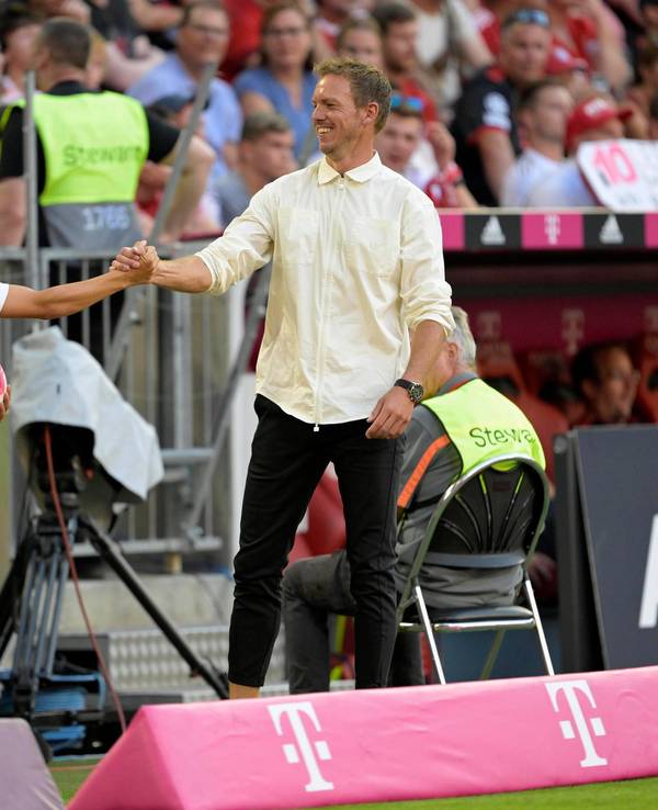 Trainer Julian Nagelsmann klatscht mit dem Balljungen Lennart Karl ab.