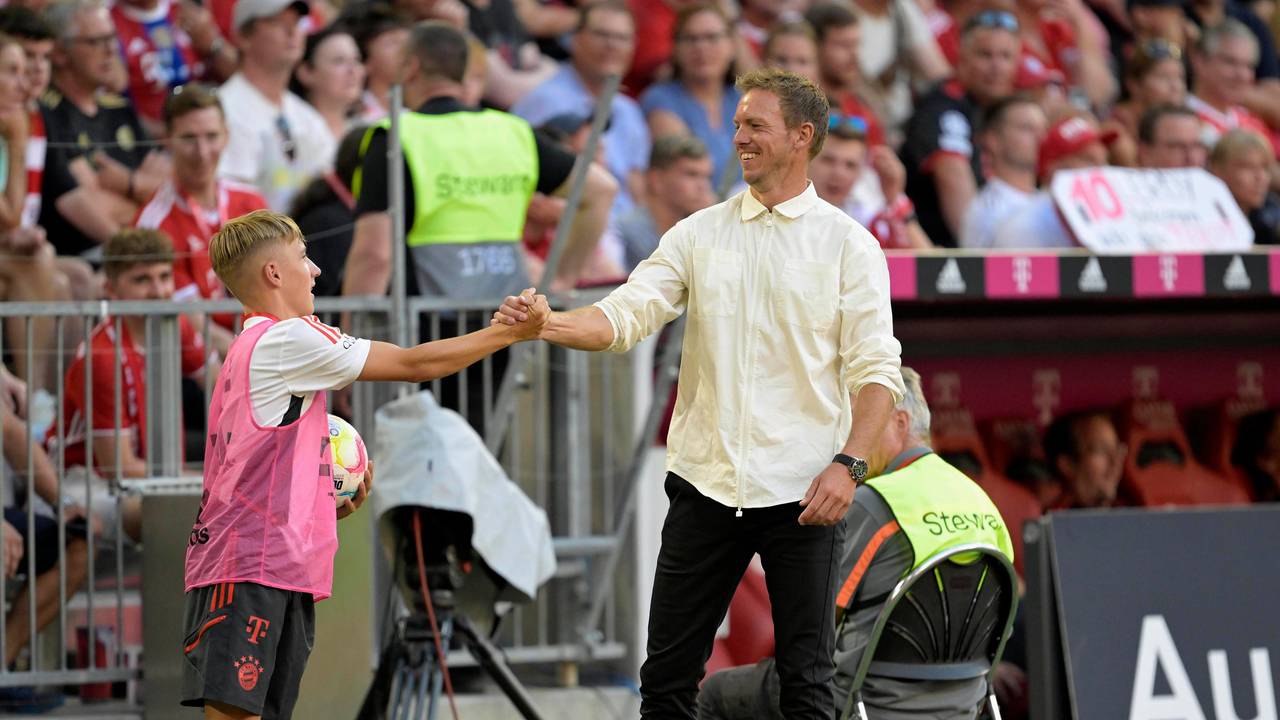 Trainer Julian Nagelsmann klatscht mit dem Balljungen Lennart Karl ab.