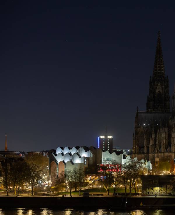 28.03.2026: Earth Hour 2026: Für eine Stunde wird in Köln die Beleuchtung des Kölner Doms, an der Hohenzollernbrücke und an den zwölf romanischen Kirchen abgeschaltet. Köln beteiligt sich an der weltweiten Aktion Earth Hour 2026, die ein Zeichen für den Klimaschutz darstellen soll. Foto: Martina Goyert